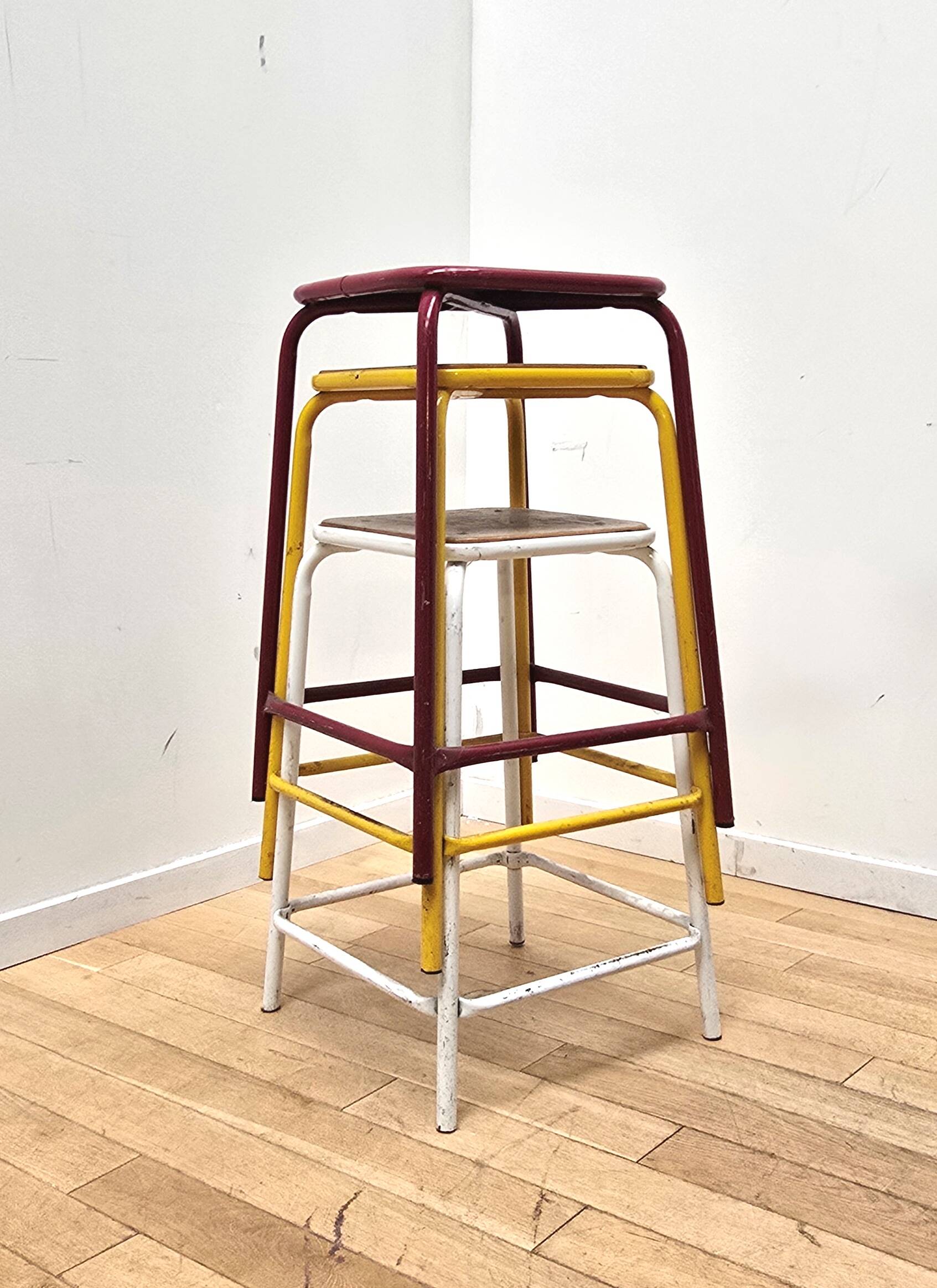 Suite de 3 tabourets industriels