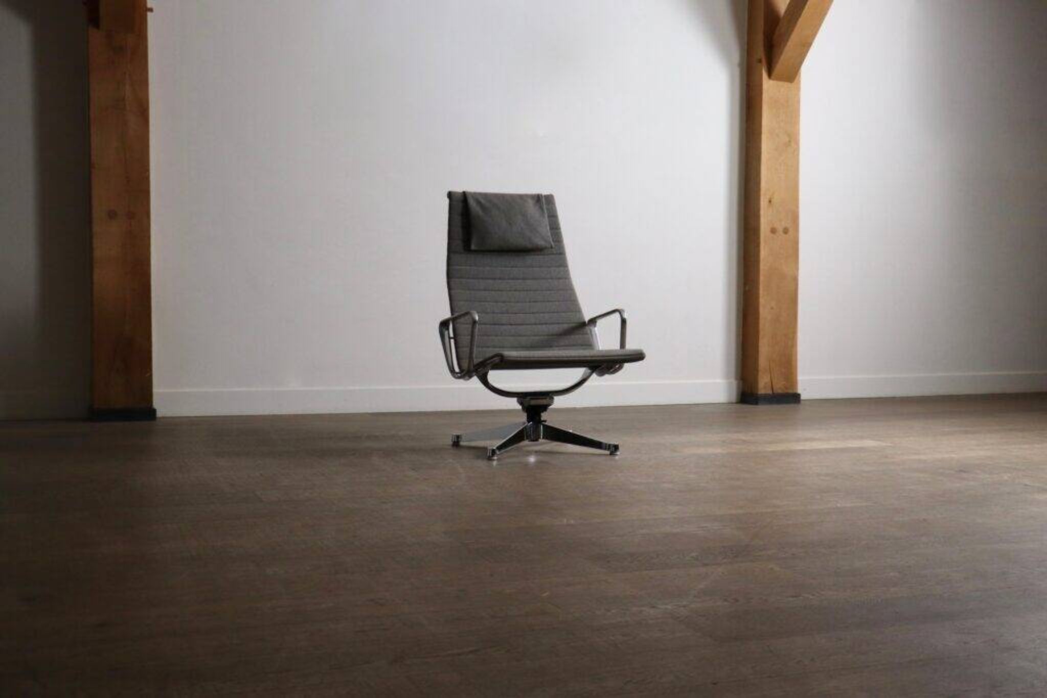 Early edition Eames EA124 Aluminium Group lounge chair by Herman Miller, 1970s