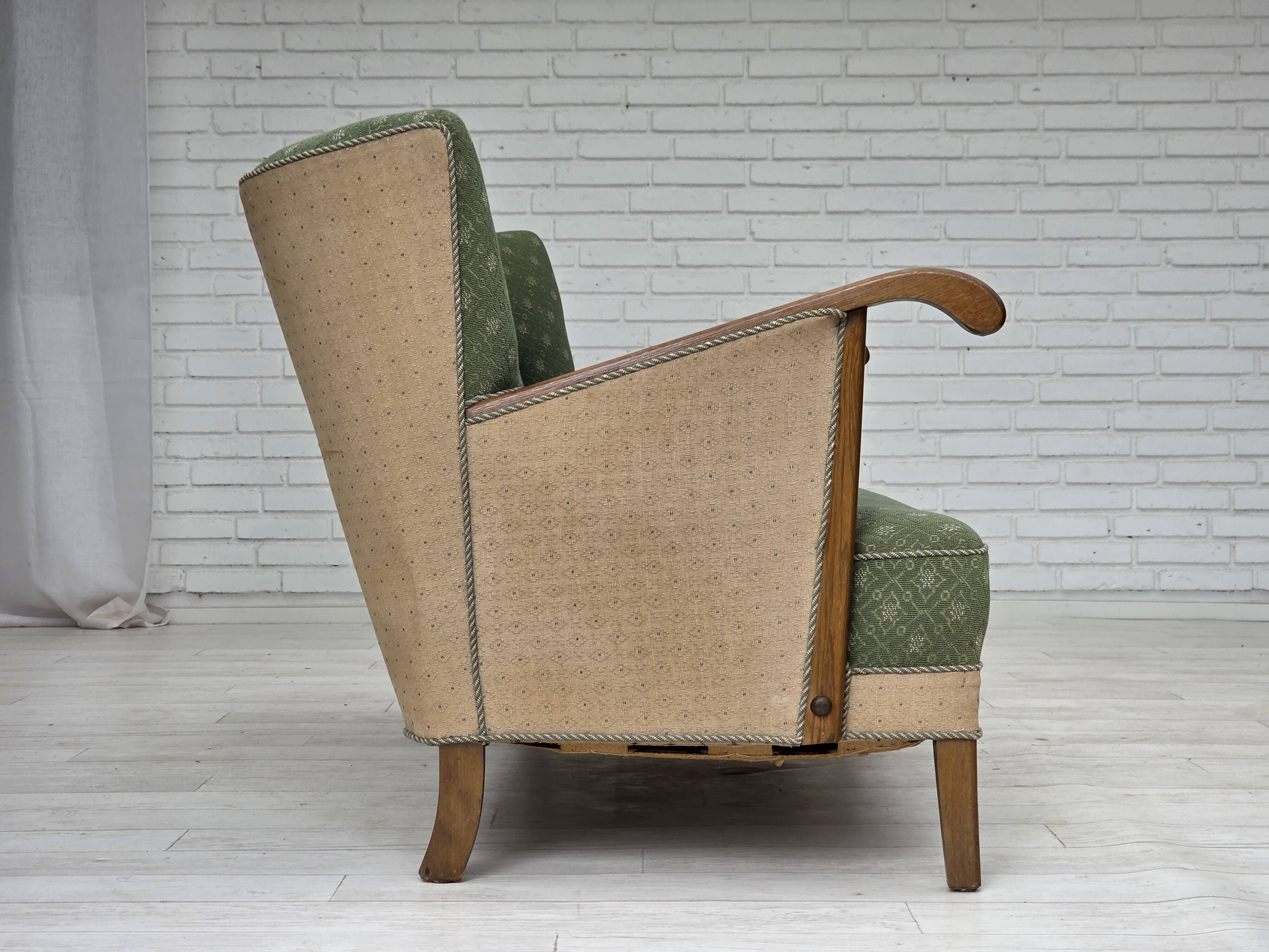 Canapé danois 3 places des années 1950, tissu en laine d'ameublement vert/beige, bois de chêne.