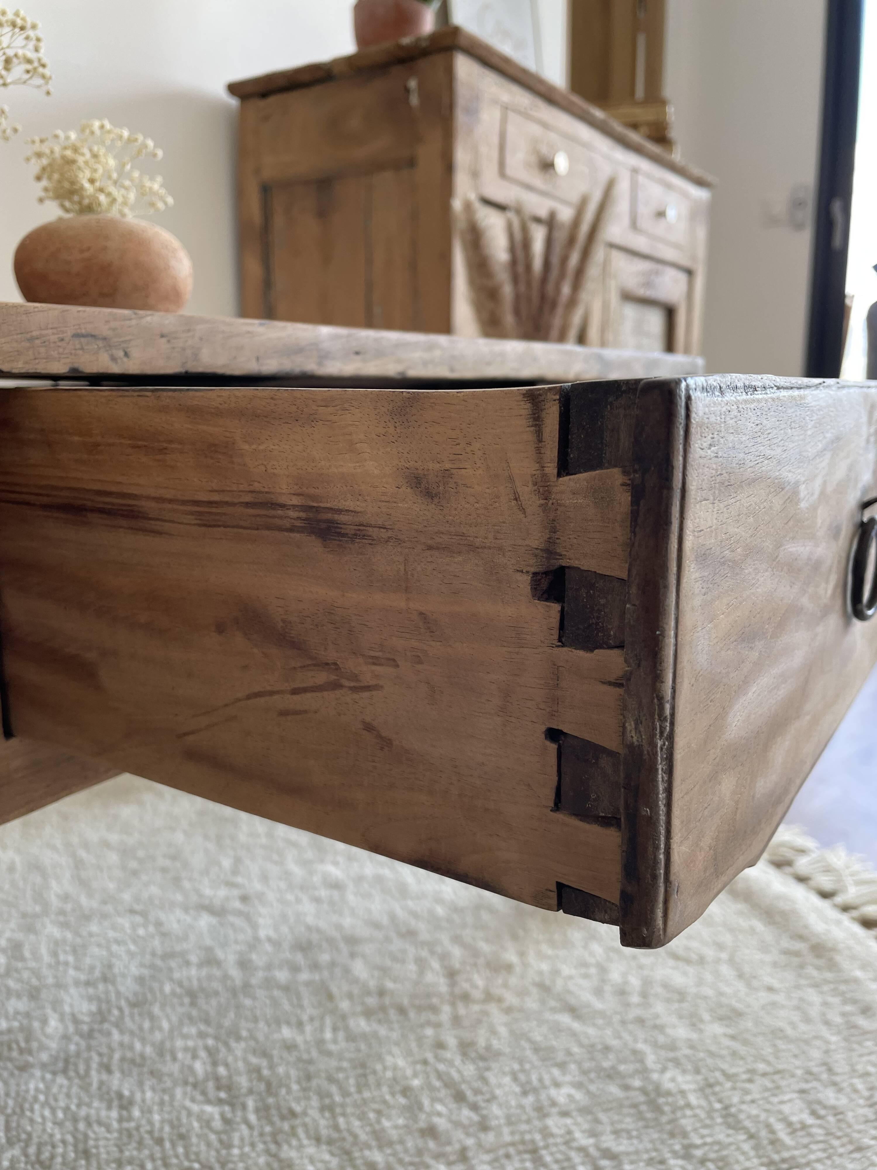 Table basse de ferme ancienne en bois brut
