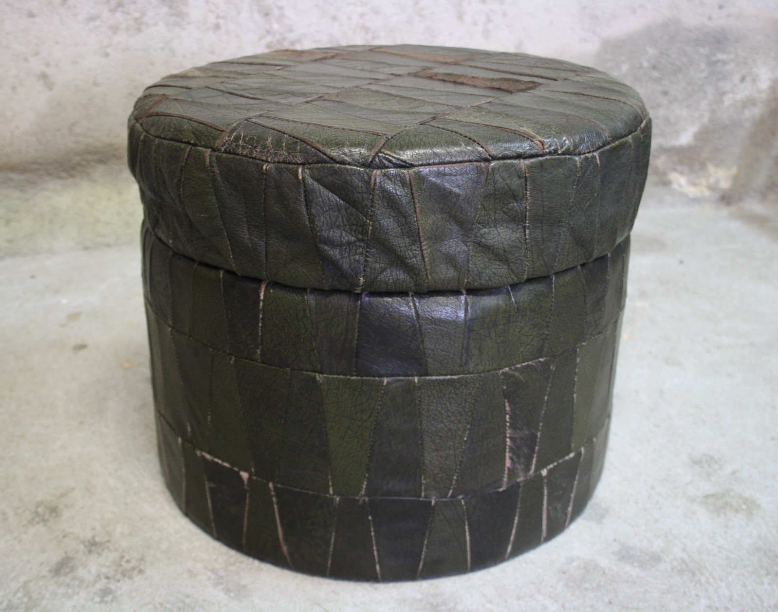 Pouf in black/green leather