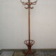 Porte-manteau perroquet ancien en bois blond
