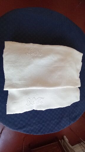 Tablecloth in very fine cotton, light ivory, 2 monograms LH.