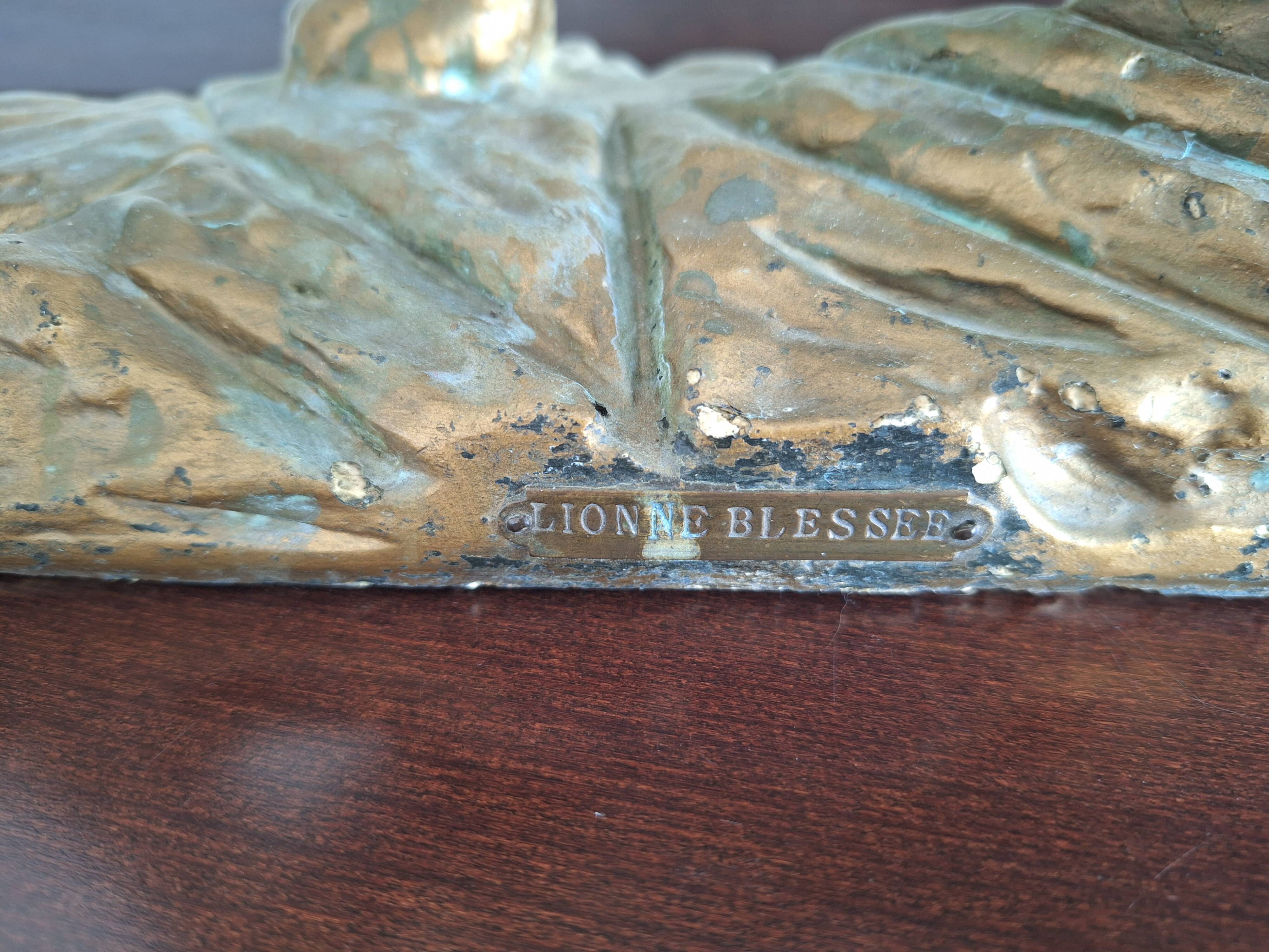 Sculpture Lionne blessée signé Valton
