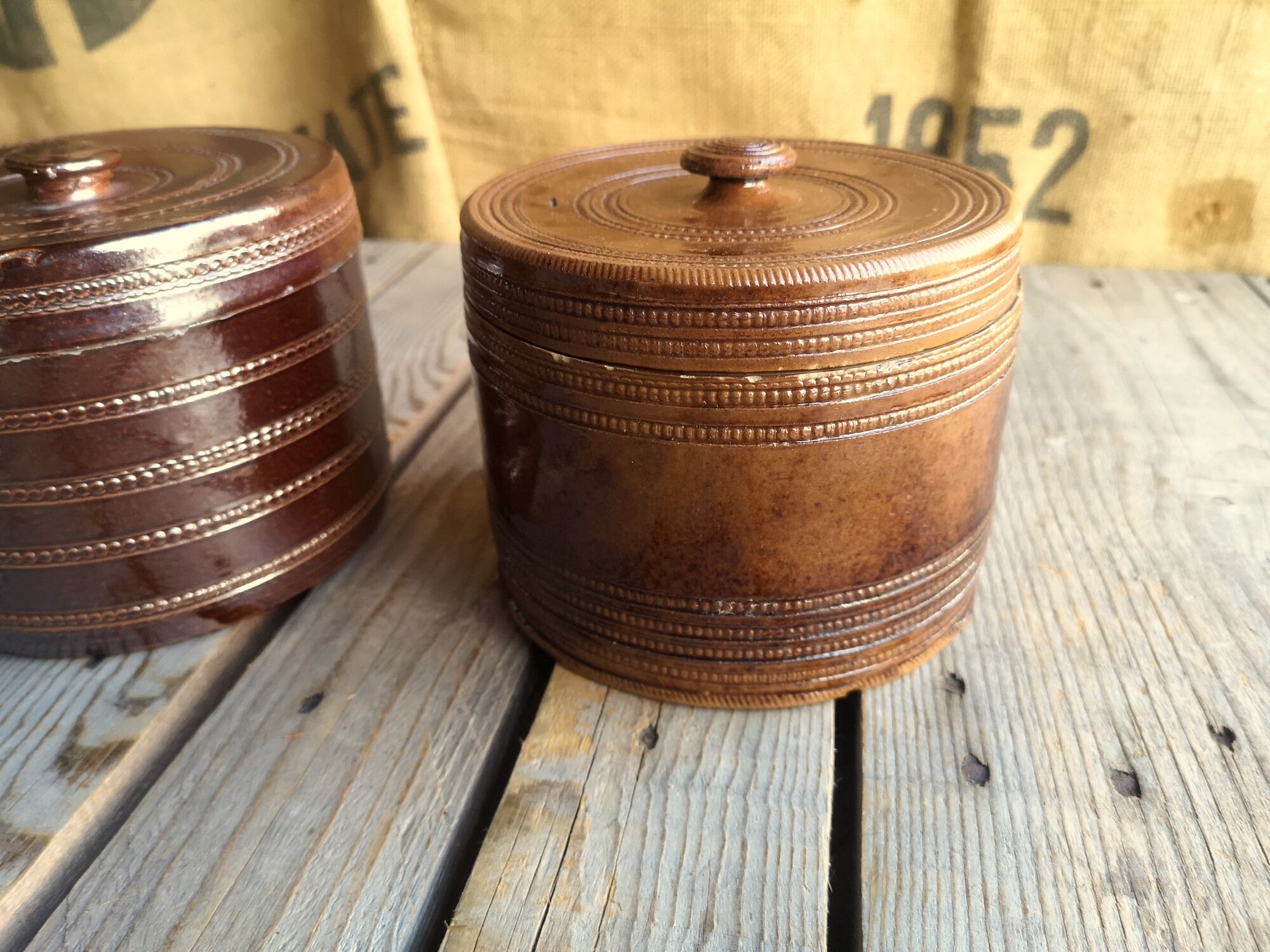 2 decorative sandstone boxes with lid