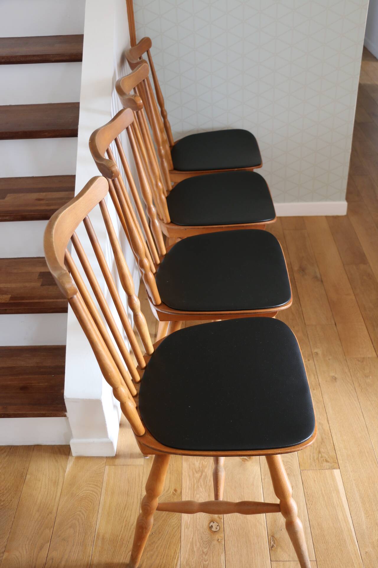 4 BAUMANN Tacoma chairs in black imitation leather and light beech