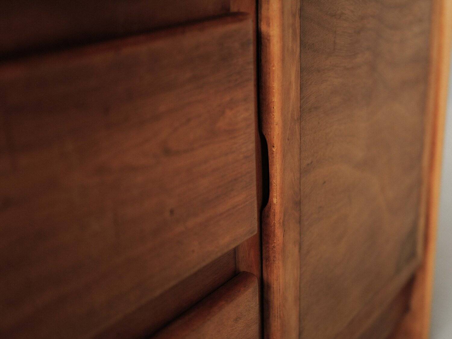 Meuble d’atelier en pin – Travail français des années 1970