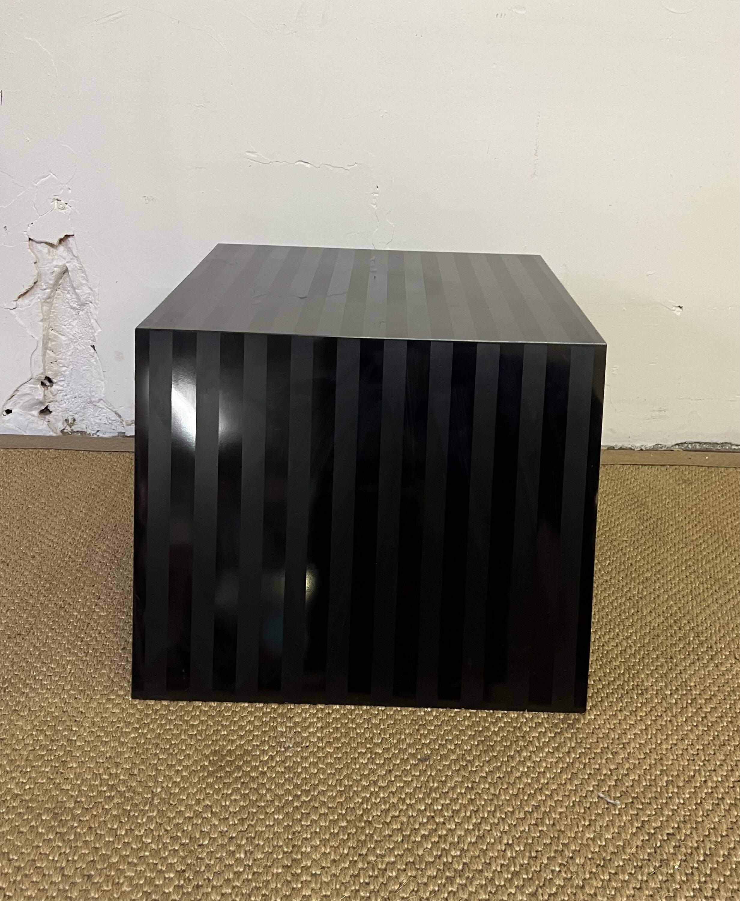 Bout de canapé trapézoïdal