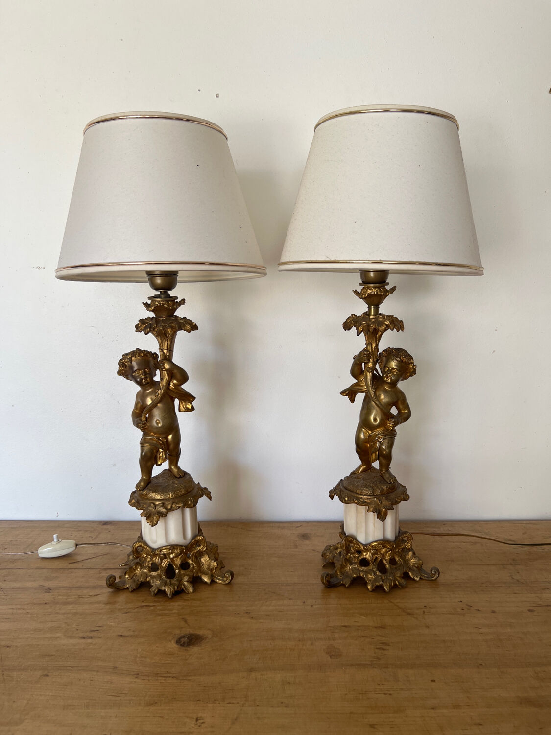 Pair of bronze lamps with puttis