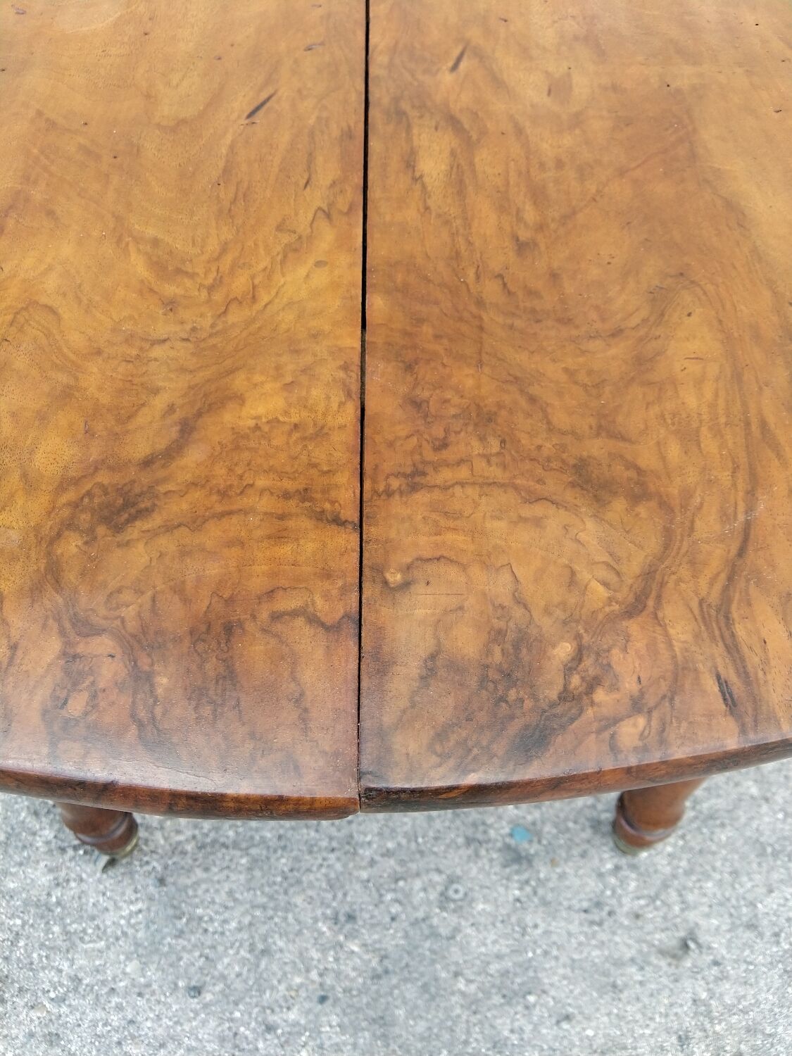 Extending table with 8 legs