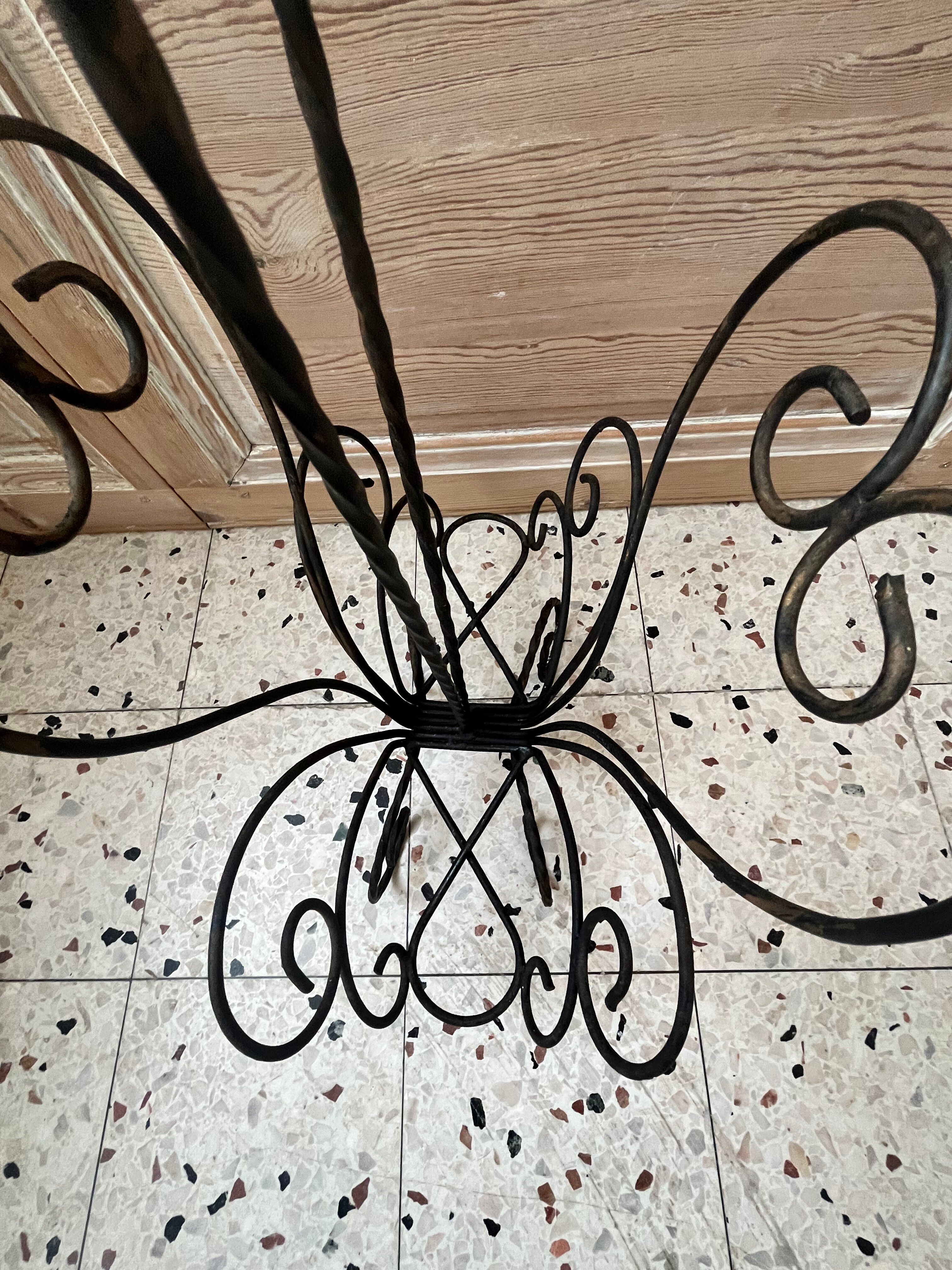 Porte revue en fer forgé