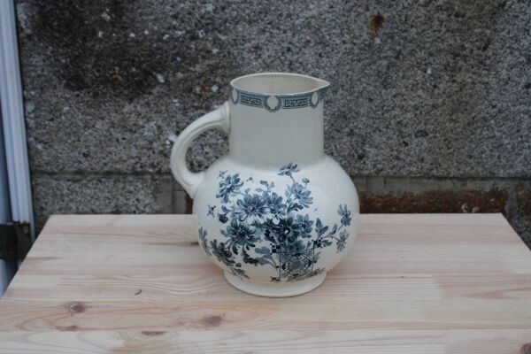 Broc de toilette ancien en faïence Terre de Fer – Salins – décor Marguerite