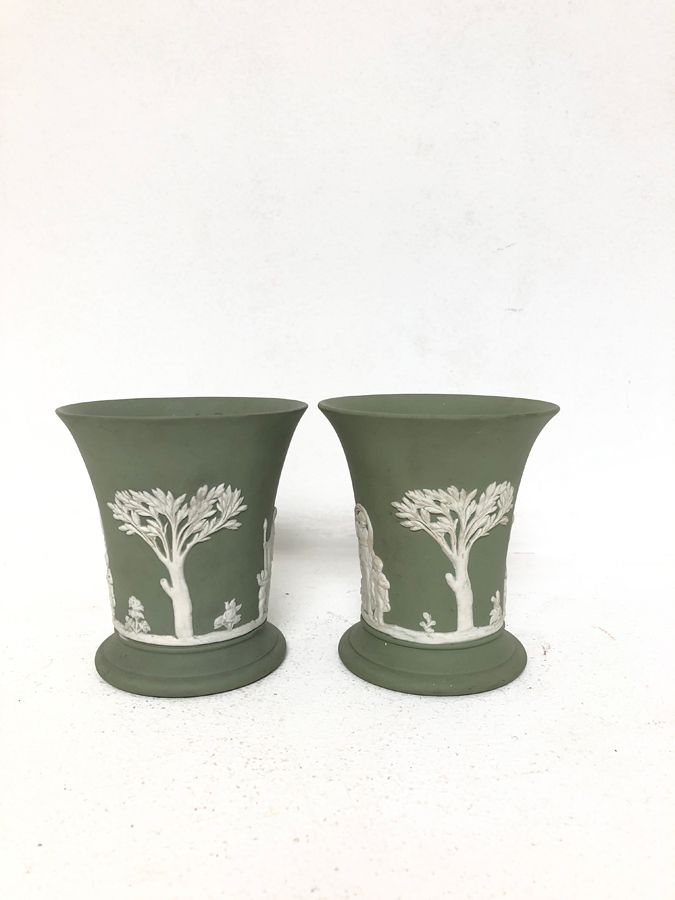 Pair of "Medici" vases in Wedgwood biscuit, 1950