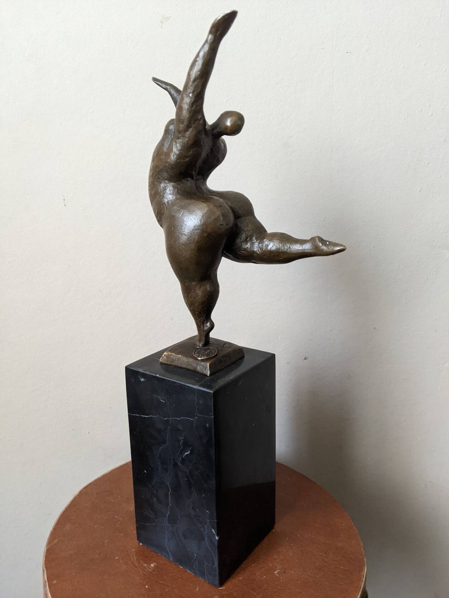Sculpture contemporaine sur socle en marbre
