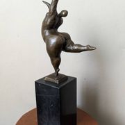 Sculpture contemporaine sur socle en marbre