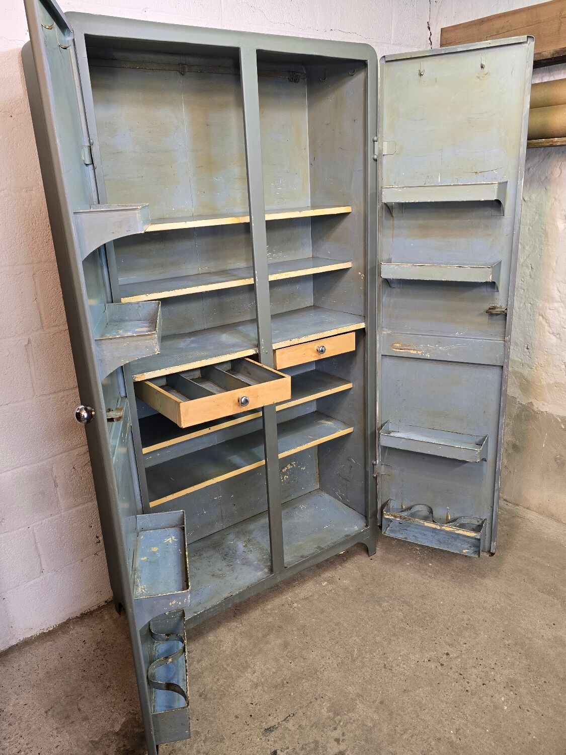 Armoire métallique de cuisine aux bords arrondis 1950