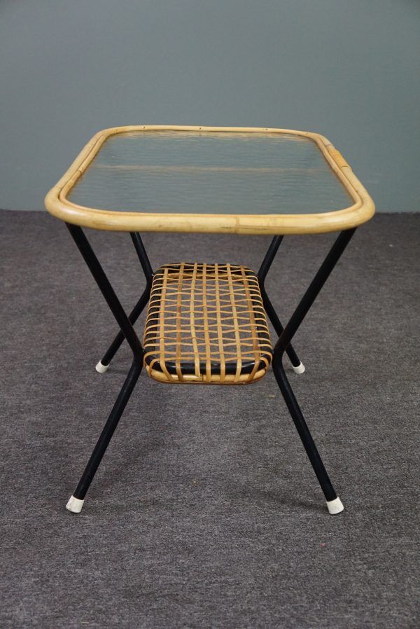 Table basse vintage en rotin Dutch Design avec plateau en verre nuage 1960