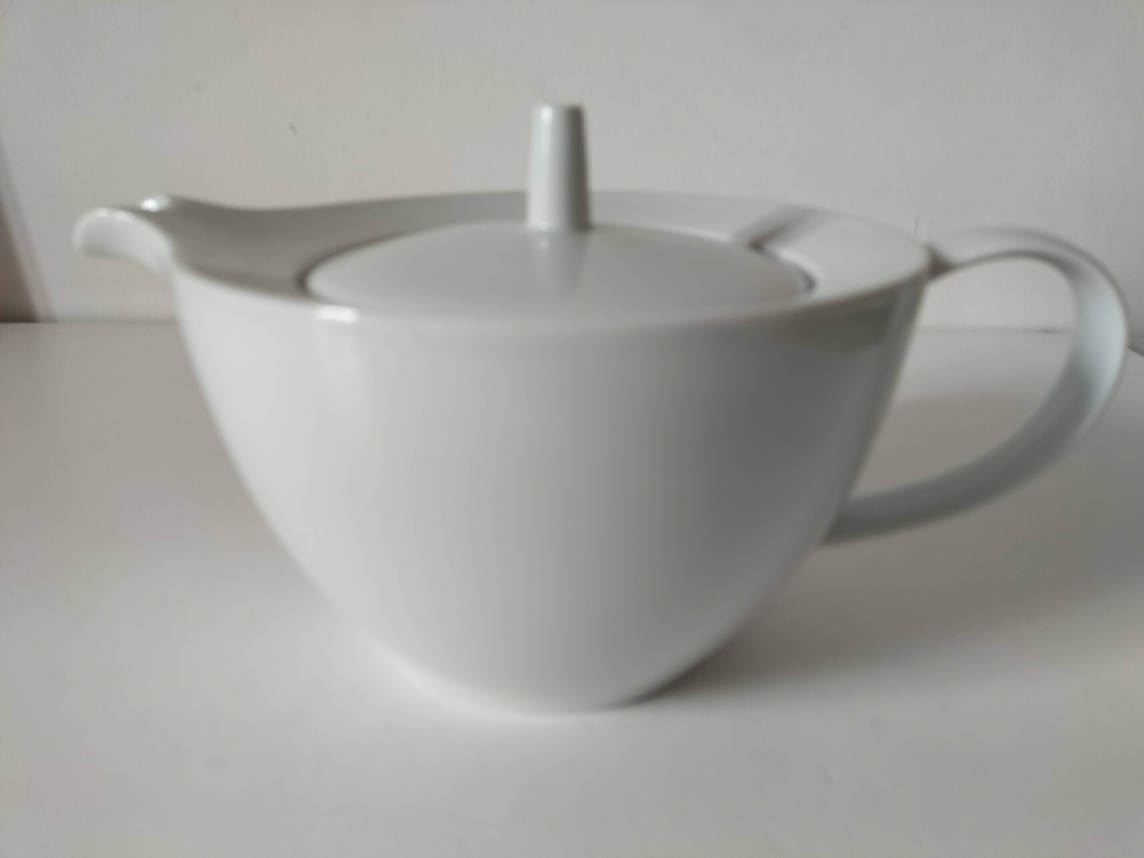 Graphic teapot in white porcelain with a minimalist design.