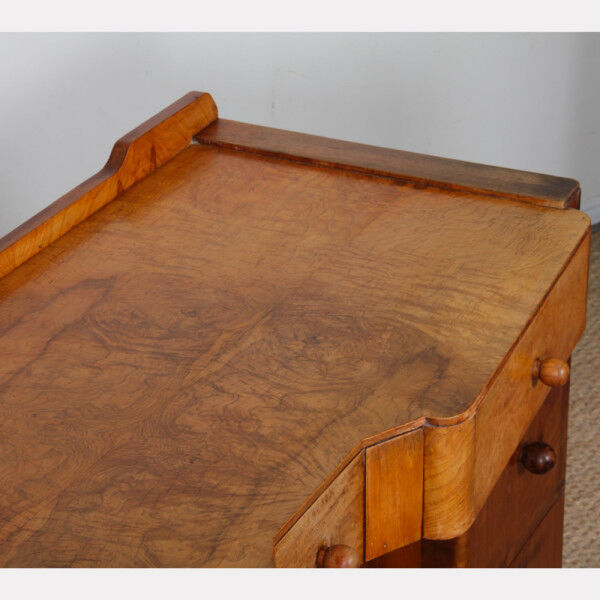 Bureau/dressing table made of burl wood from the 1930s.