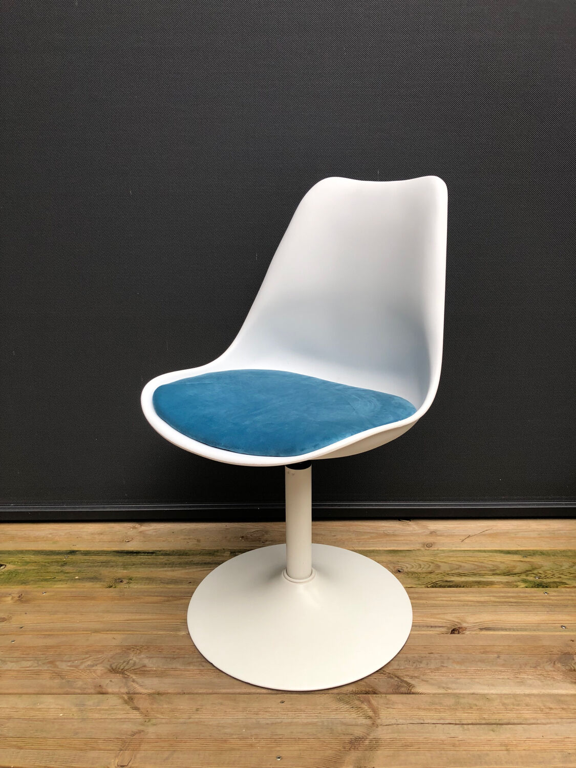 Blue tulip chair