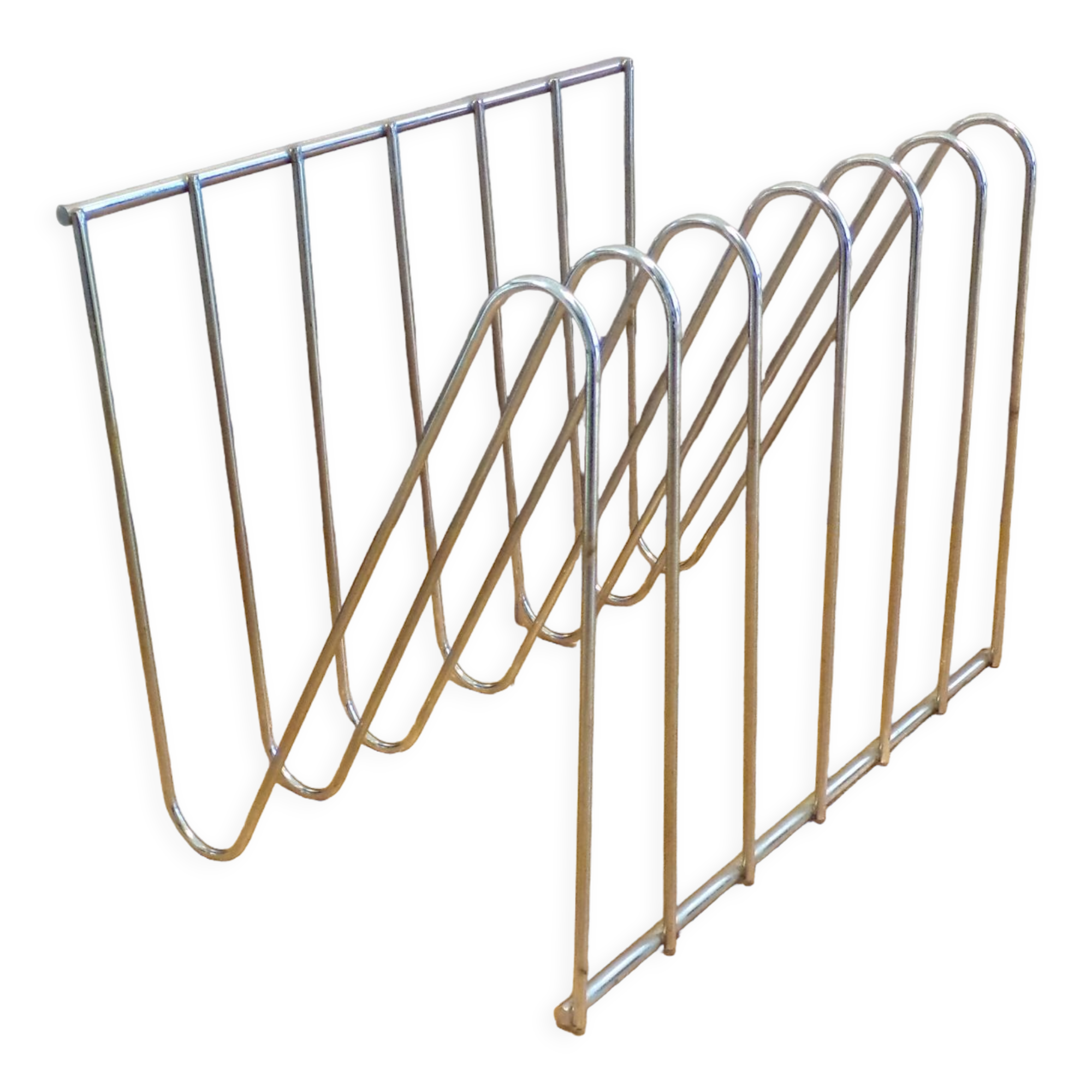 Zig-zag magazine rack