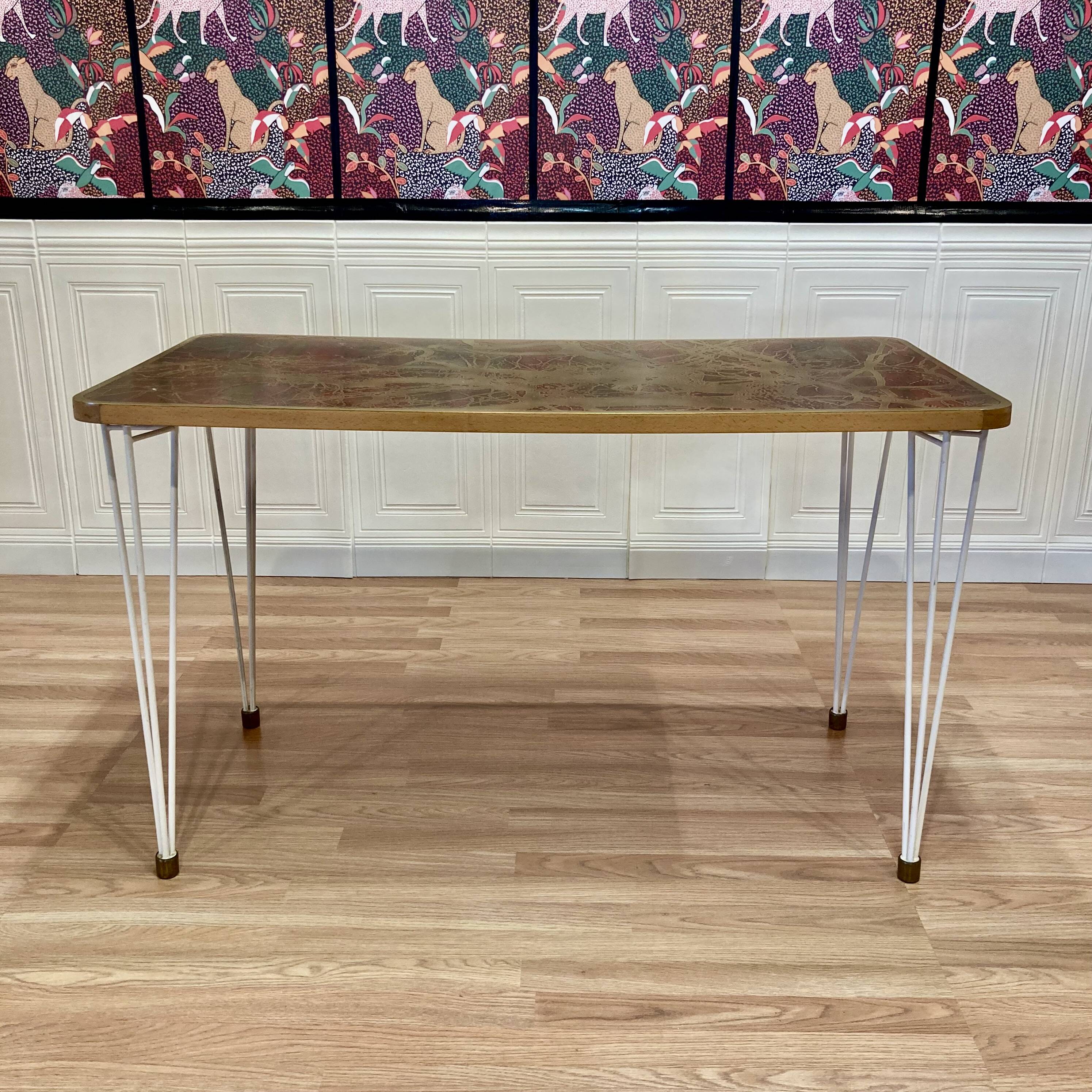 Table haute design et signature scandinave 1950.
