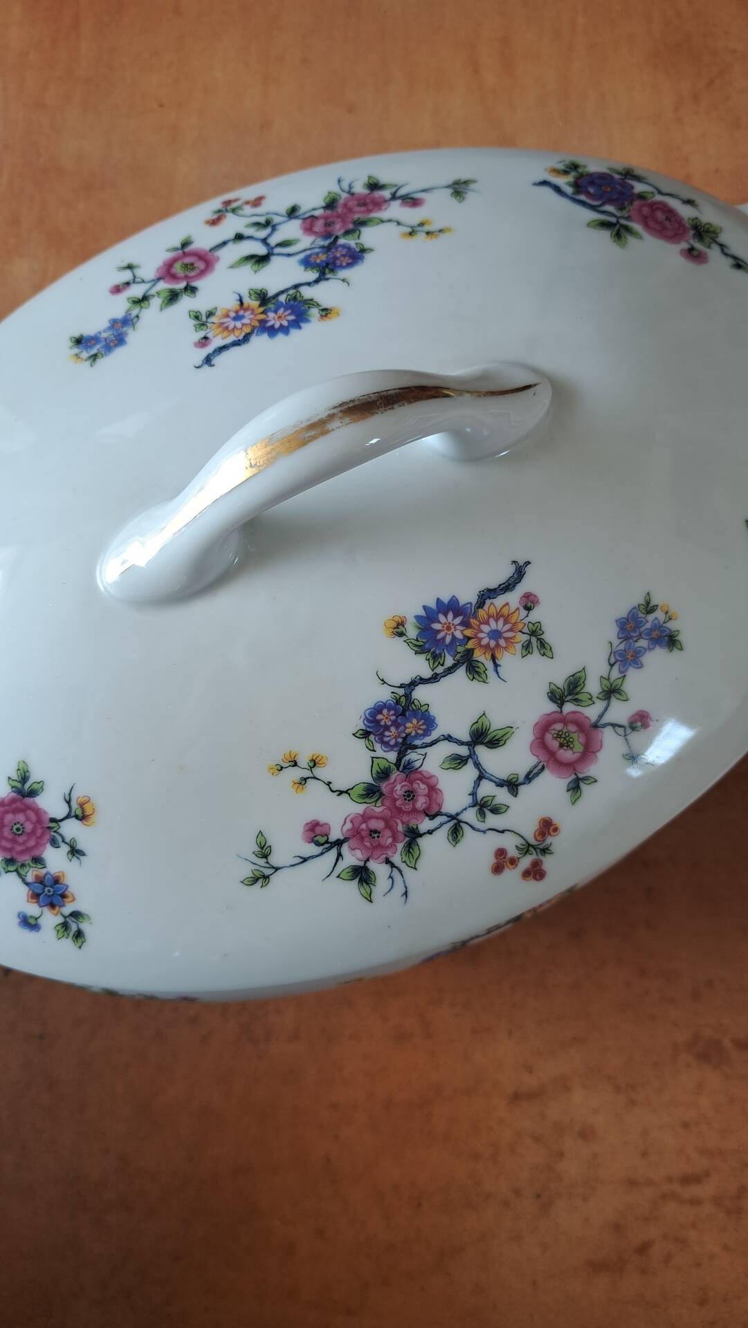 Soupière de la manufacture Michelaud Frères (M. Frères), située à Limo