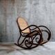 Fauteuil à bascule vintage en rotin