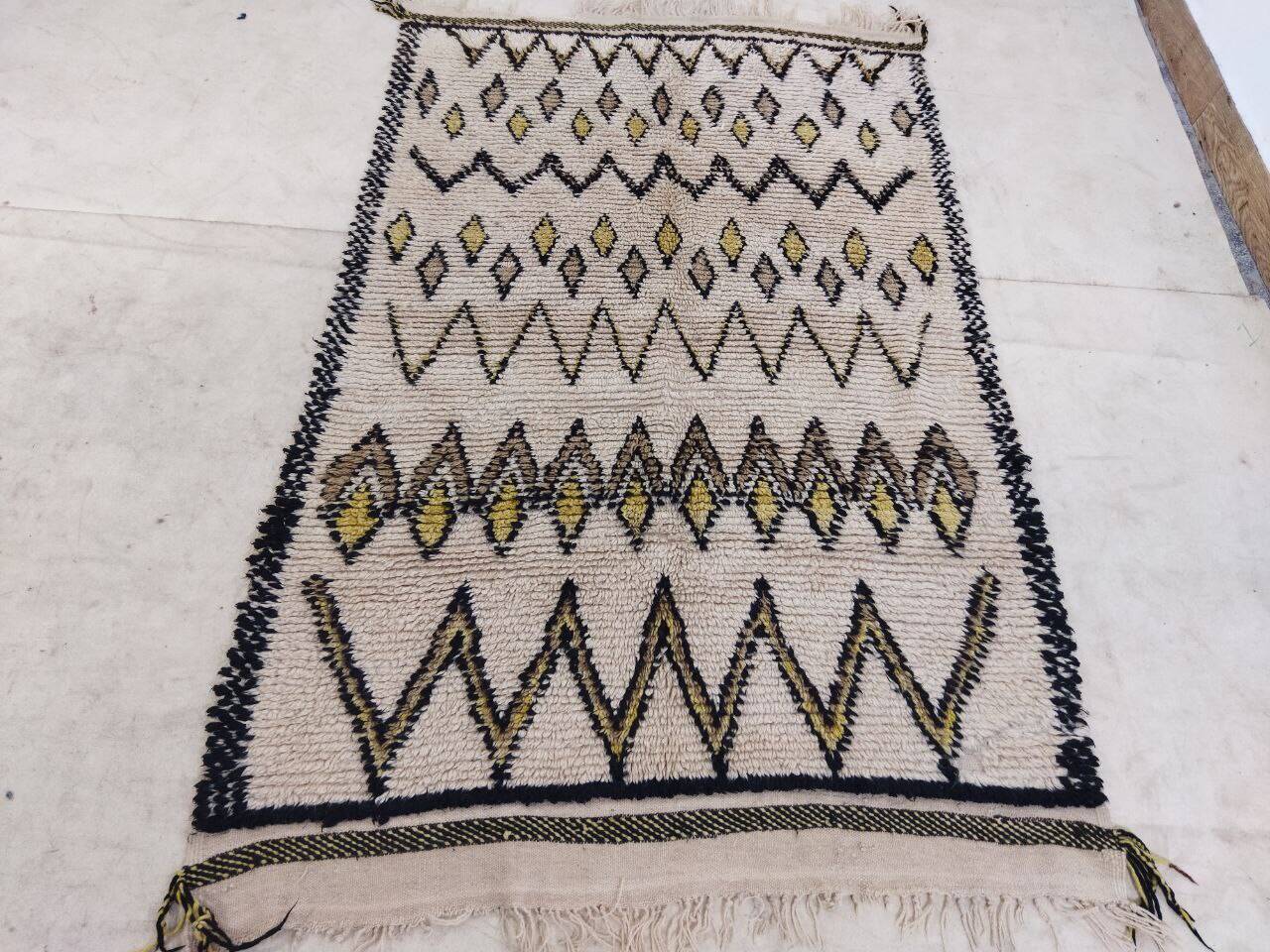 Handcrafted Moroccan Berber Rug 186 X 118 CM