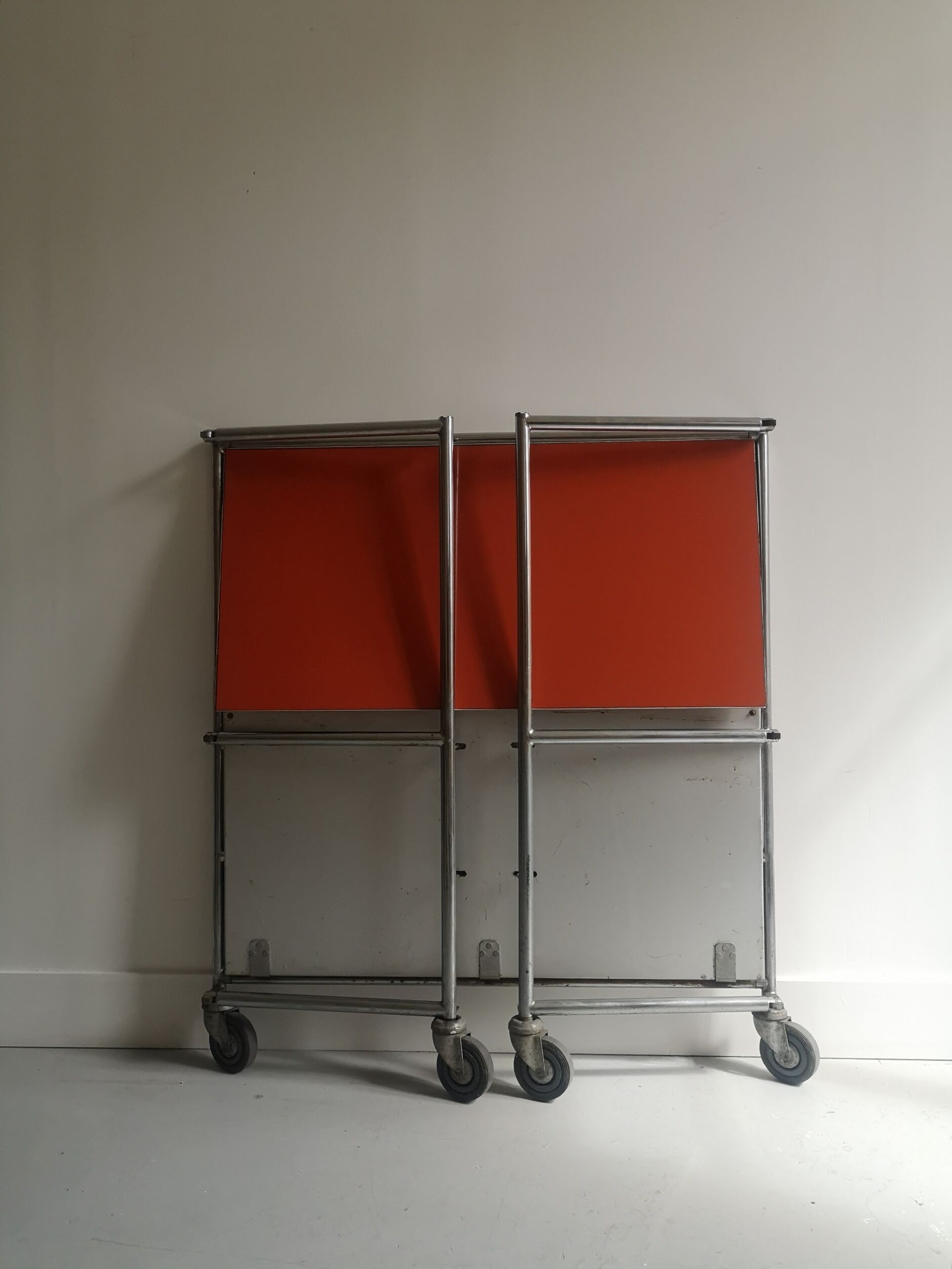 Desserte bibliothèque à roulette en metal chromé industrielle