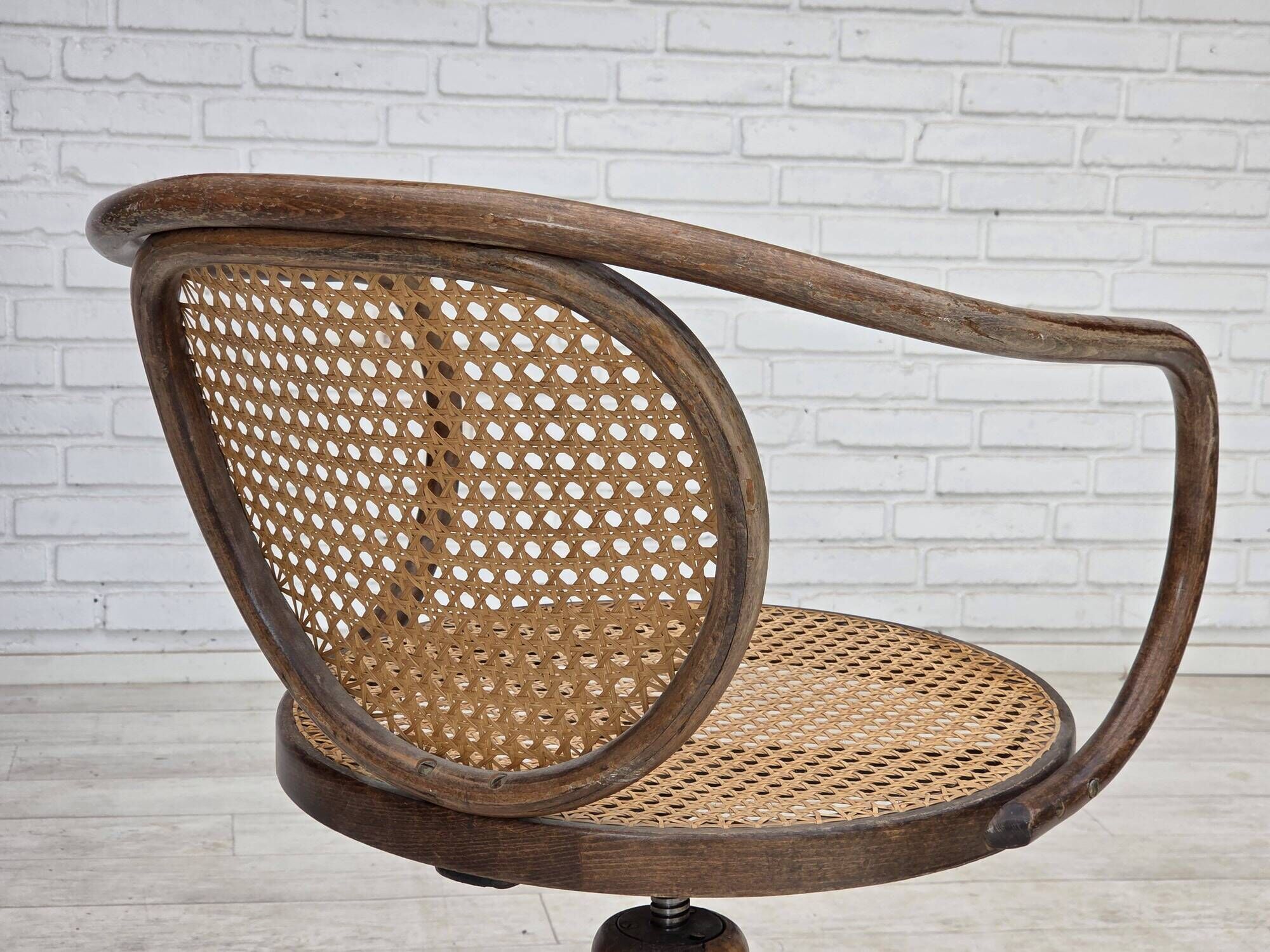 1950s, swivel armchair, bent wood, furniture mesh.