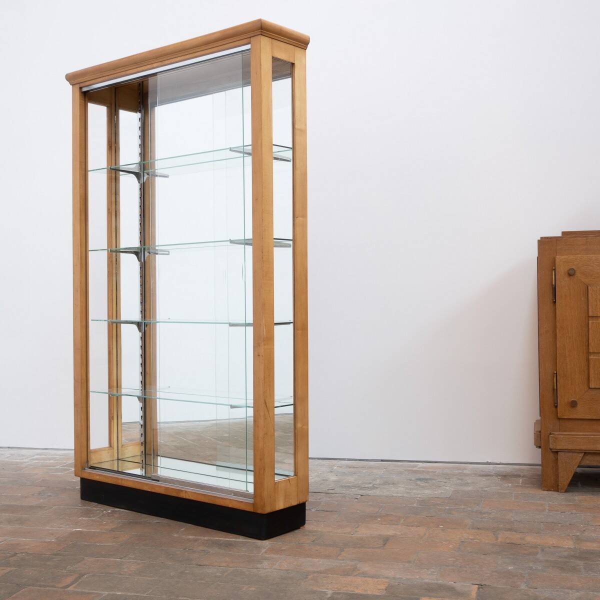 Blonde walnut display cabinet with sliding glass doors – 20th century
