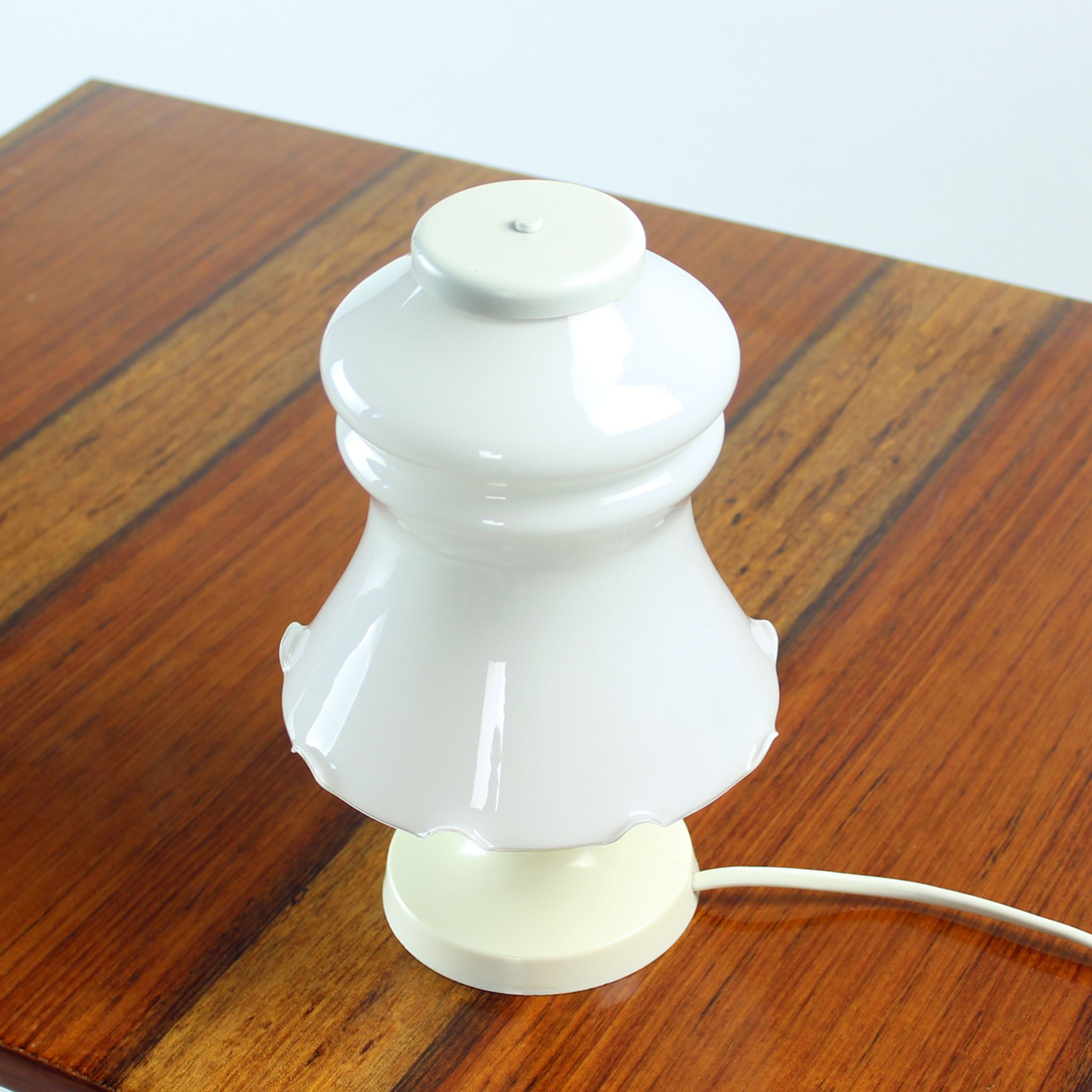 Lampe de table en verre opalin blanc, Opp Jihlava, Tchécoslovaquie années 1960