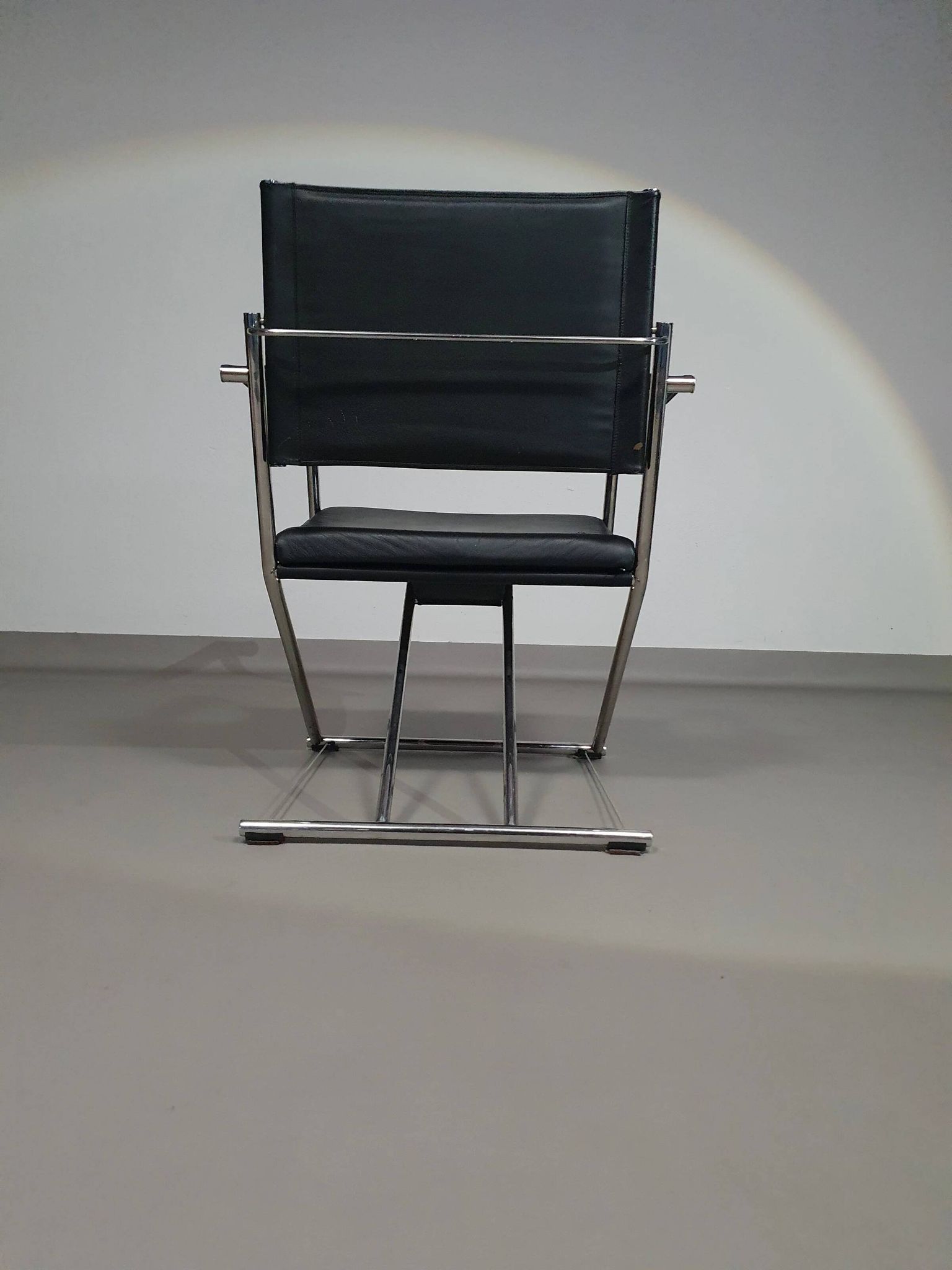 2 chaises pliantes en cuir chromé