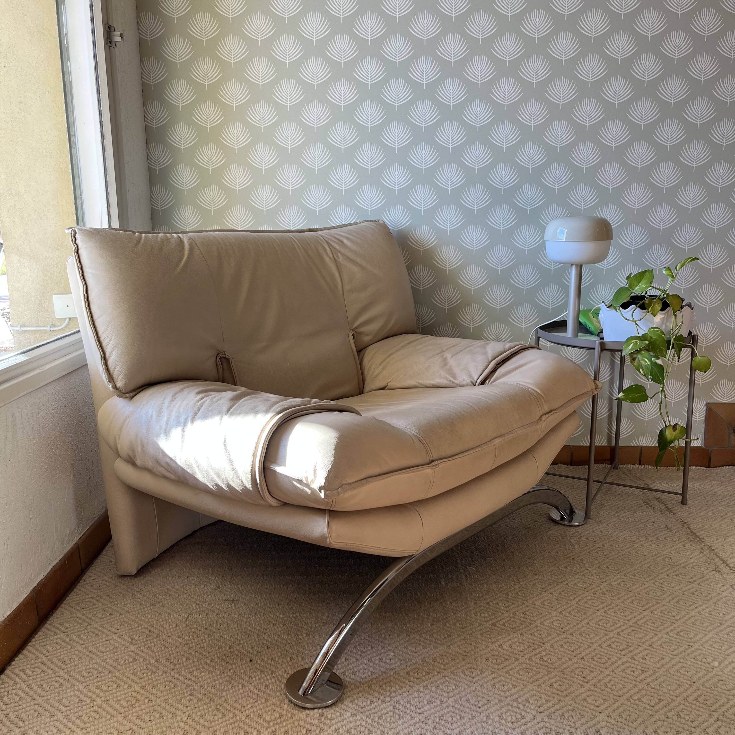 Fauteuil / Causeuse vintage cuir beige avec structure métal