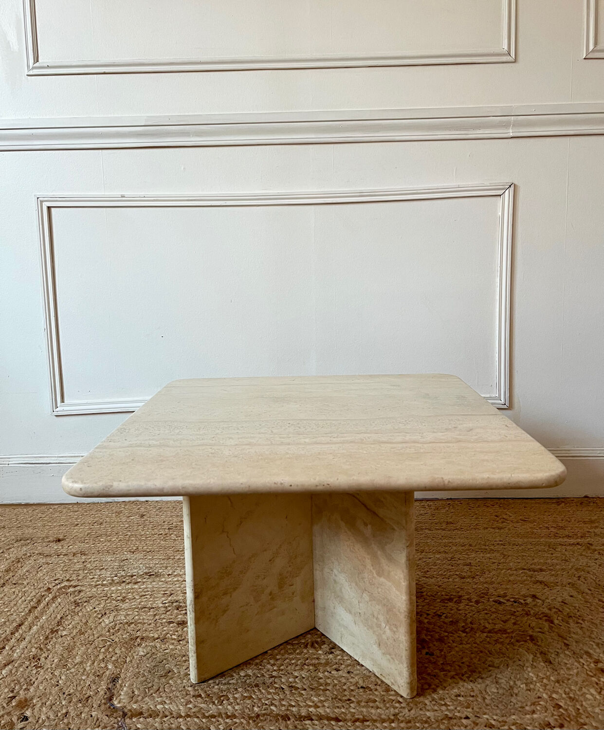 Square coffee table in travertine.