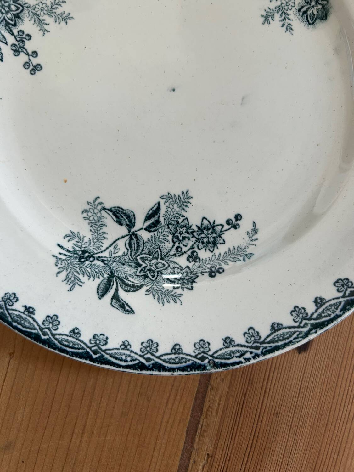 Series of 3 old flat plates “Terre de Fer”