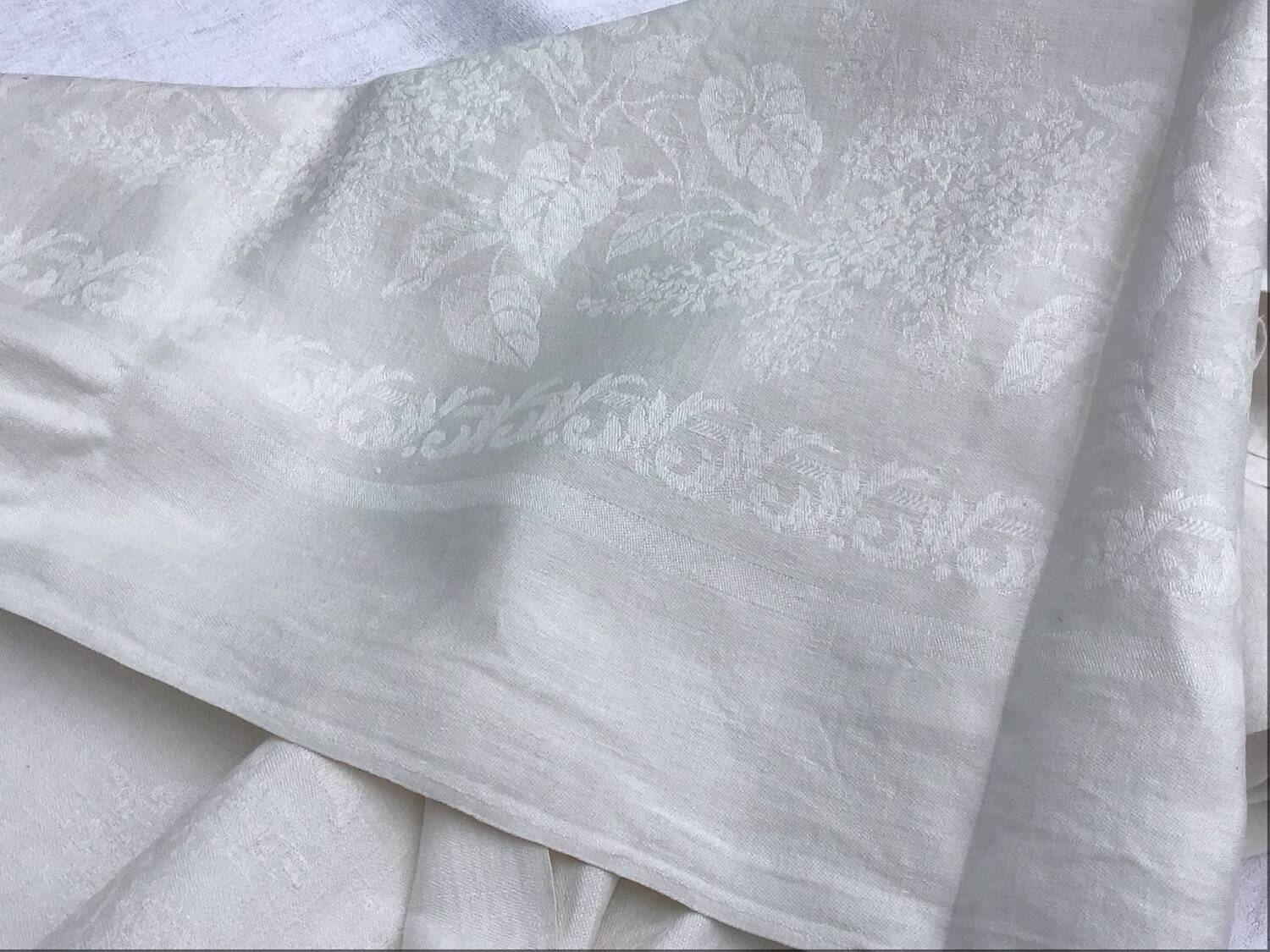 Nappe vintage blanche aux lilas, monogrammée  GSS