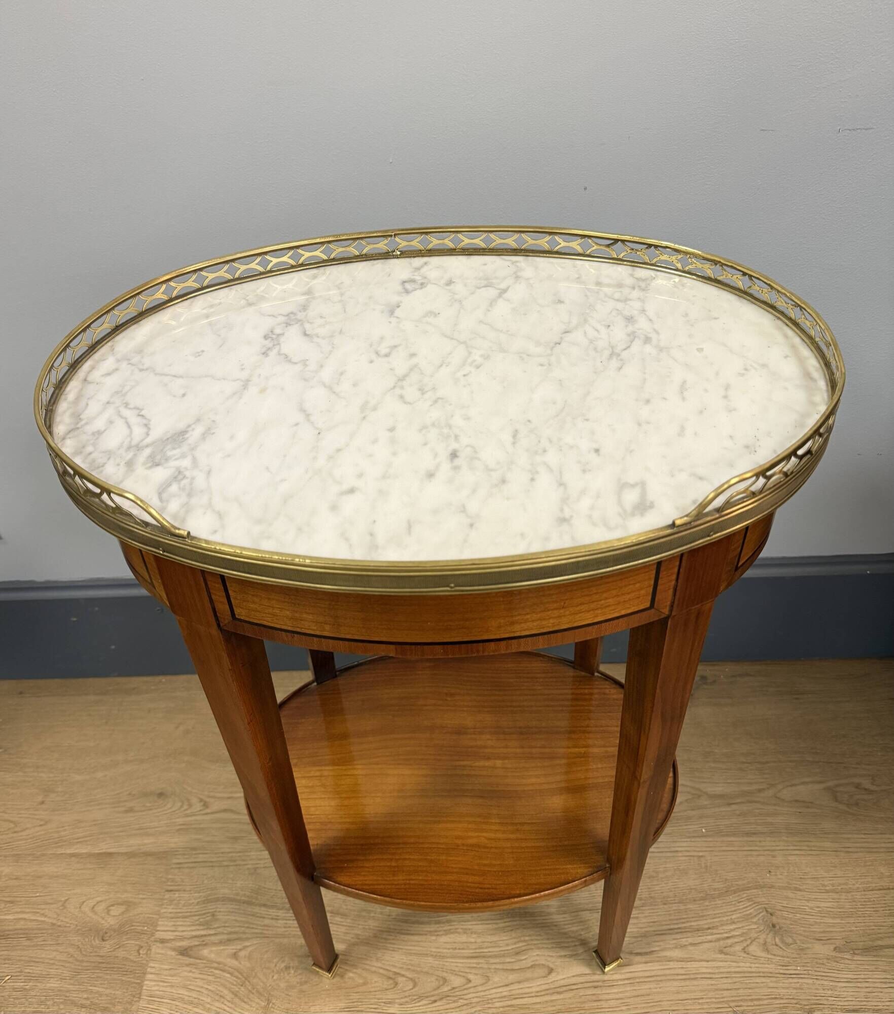 Oval bouillotte table