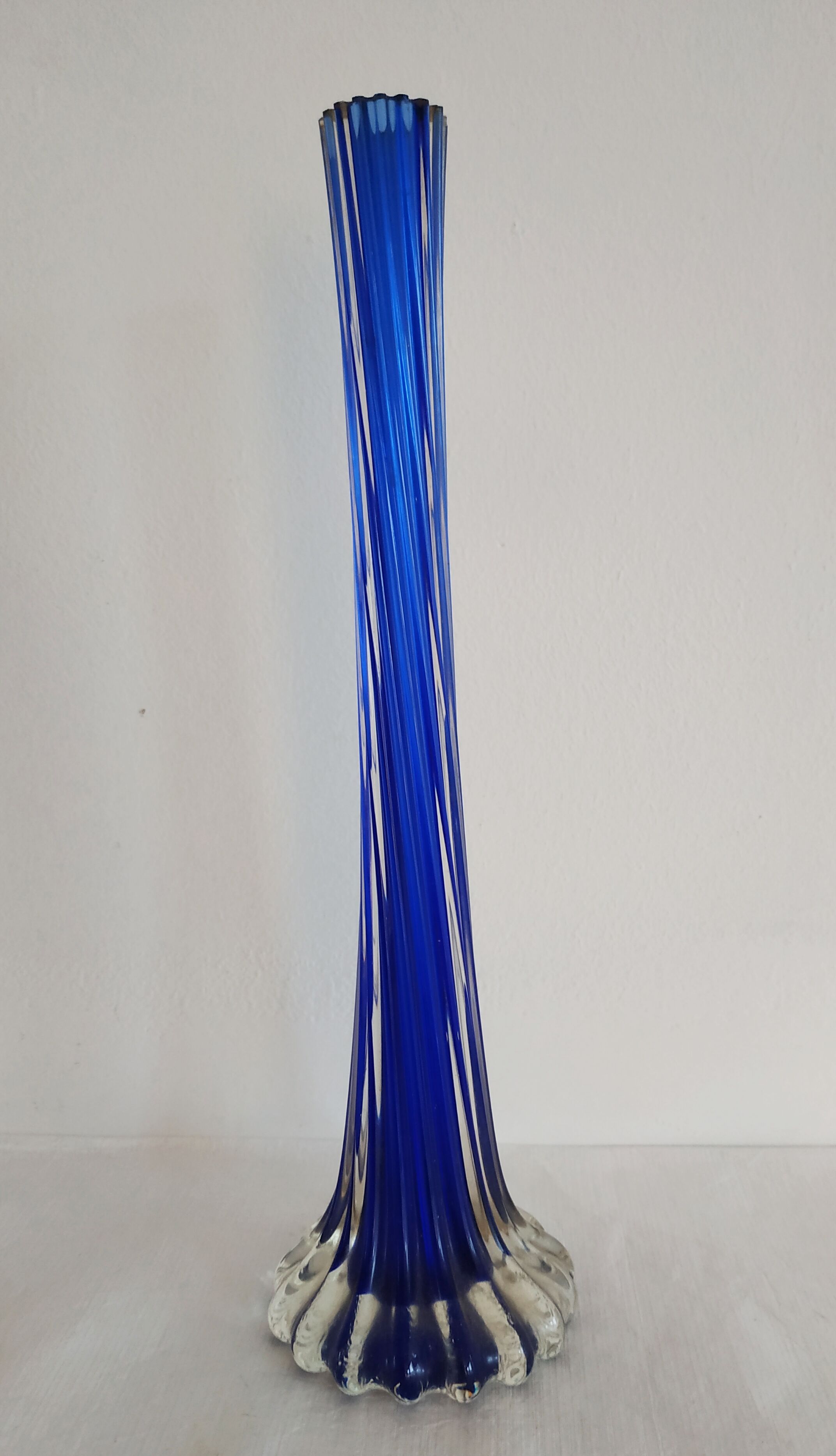Soliflore in twisted blue glass