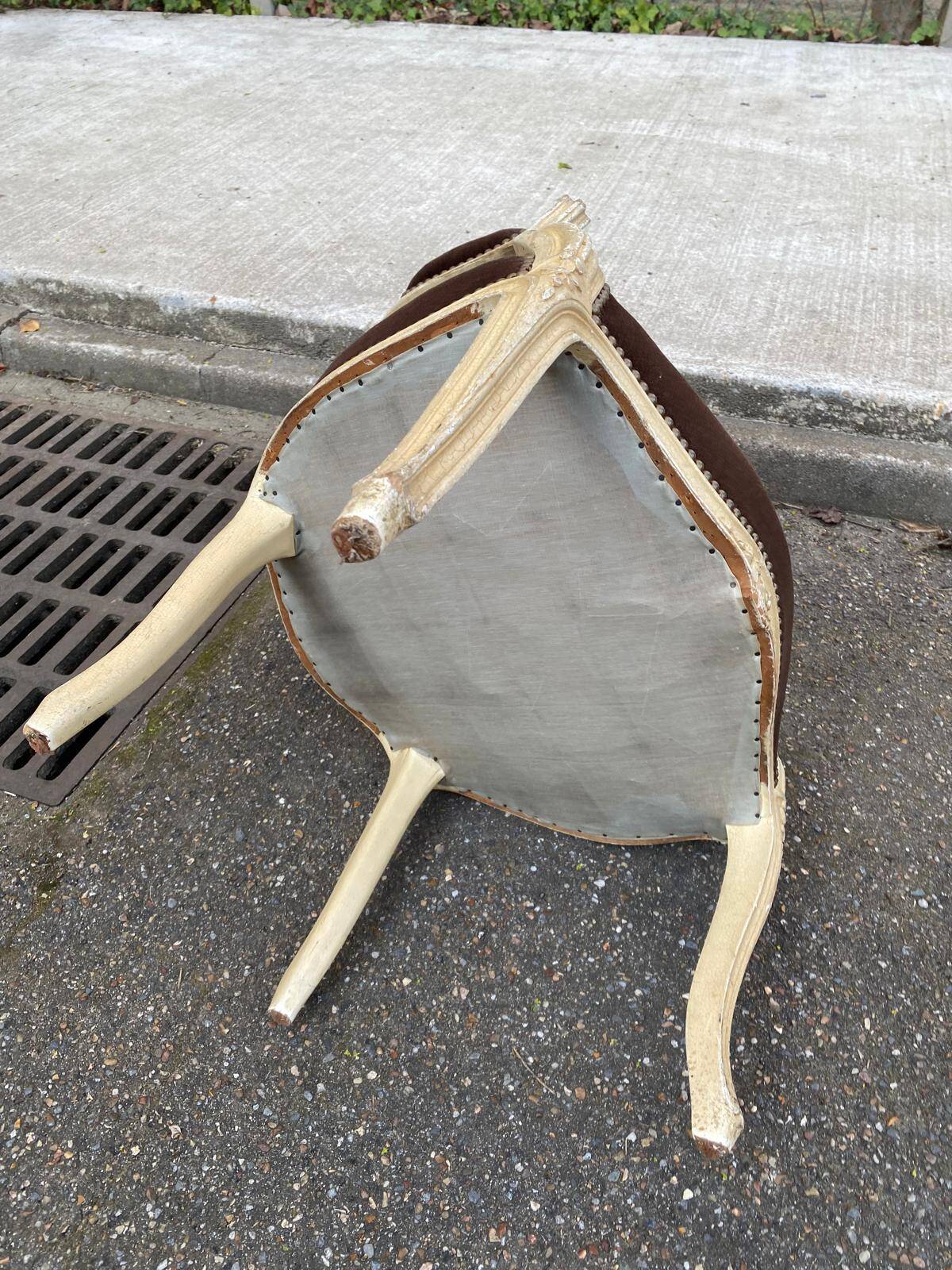Louis XV cabriolet armchair in solid wood, beige and velvet fabric.