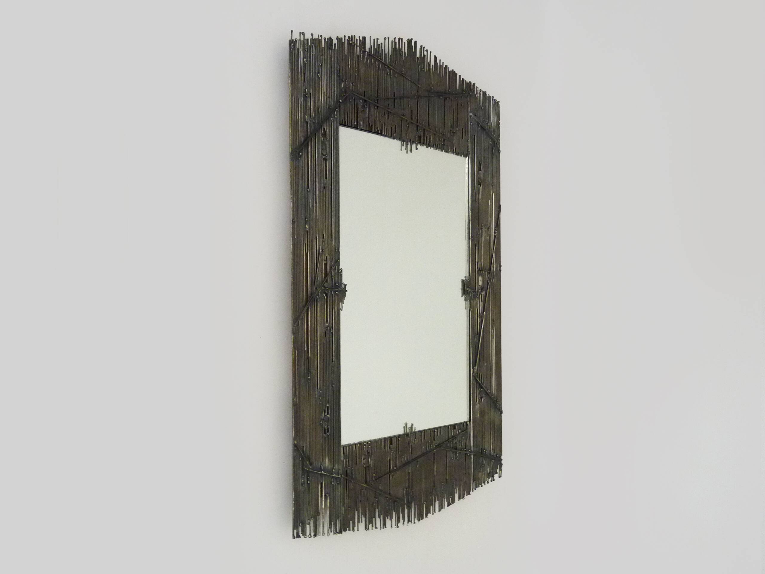 Grand miroir rectangulaire style brutaliste métal sur bois signé ELY, Ely Creazioni. Années 70