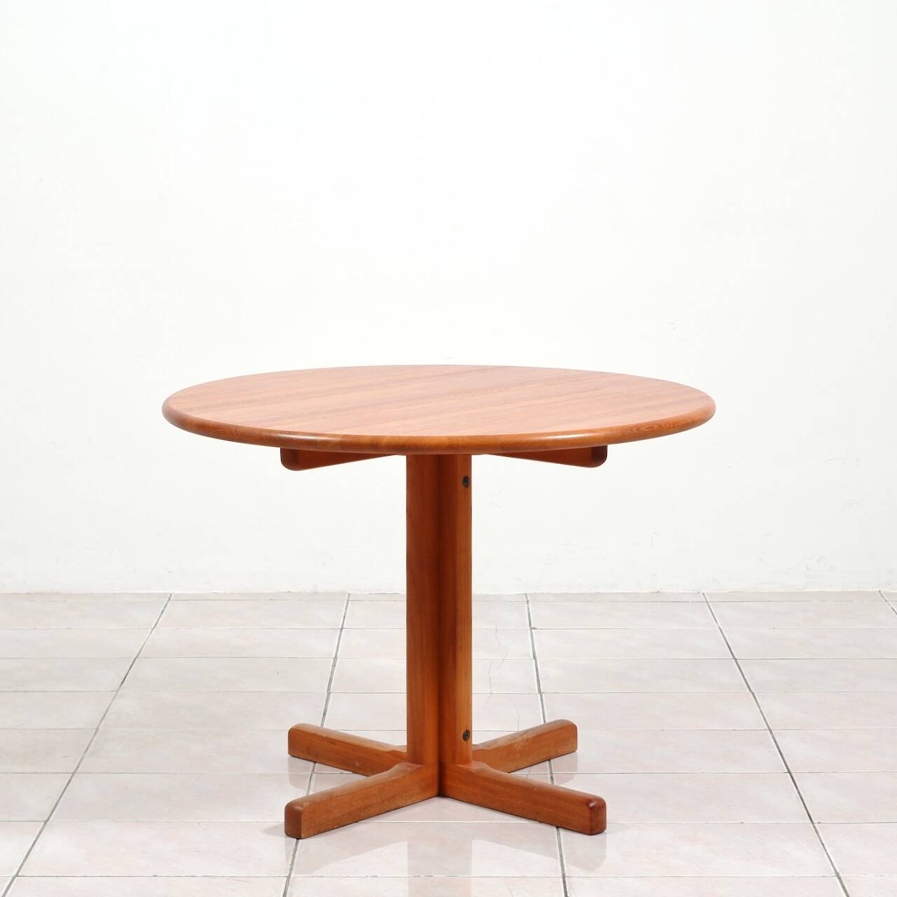 Round dining table by Tarm OG Stole Mobelfabrik in solid teak