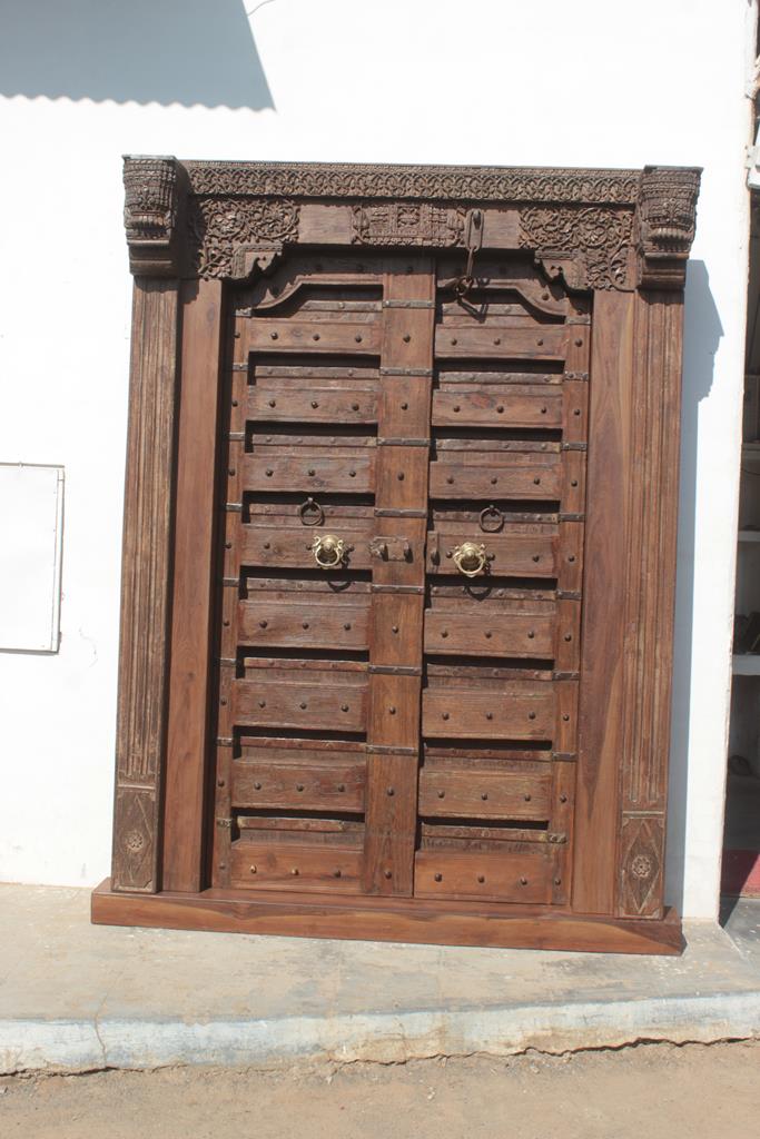 Indian door in old teak piece and patina of origin