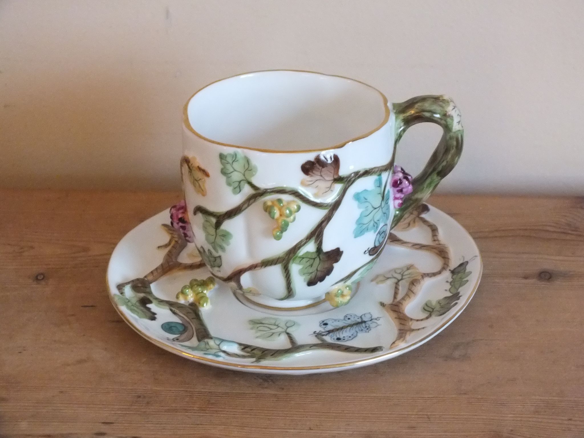 Cup n°1 CAP porcelanas Portugal insects and fruits in relief
