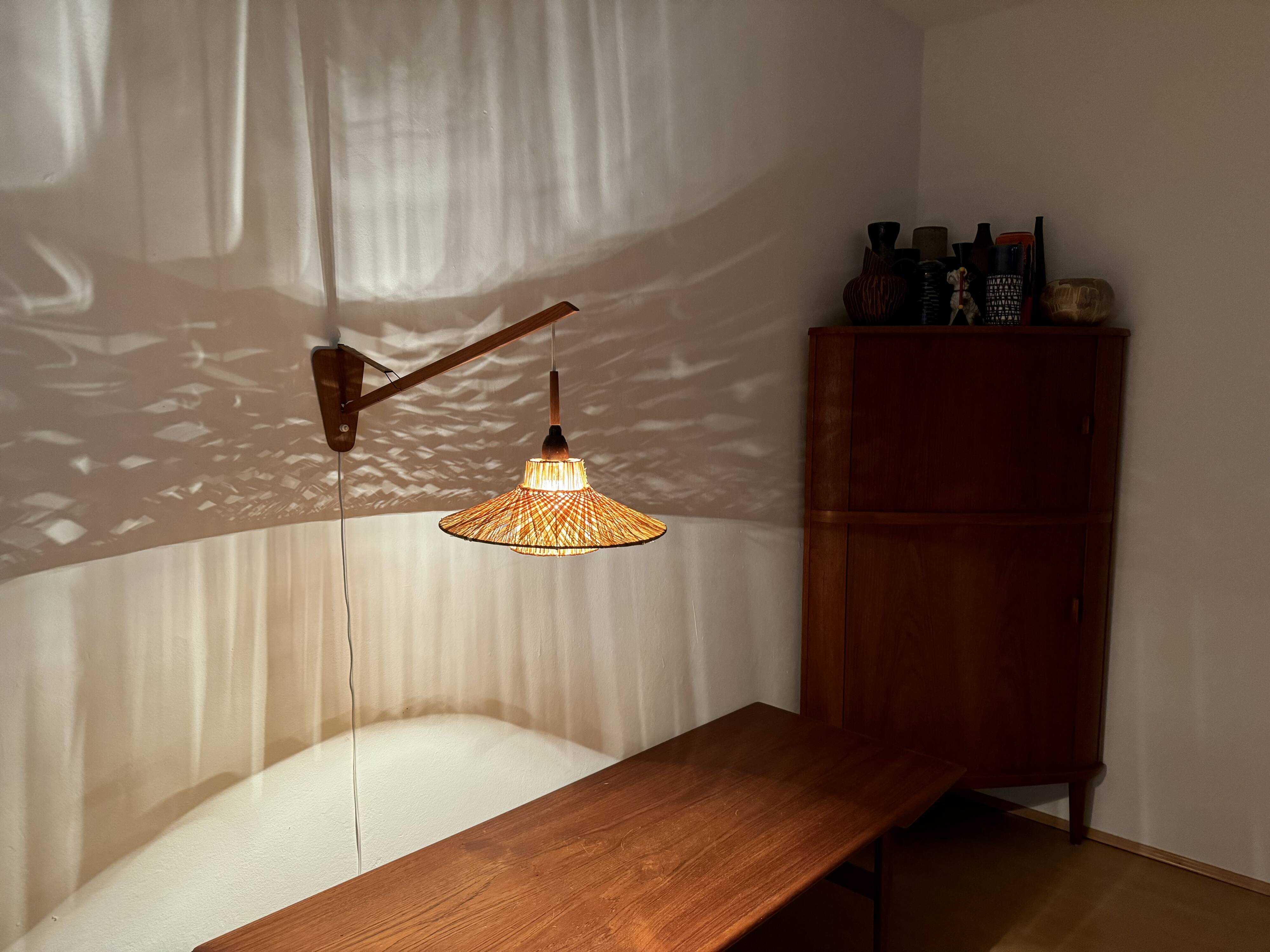 Lampe murale en teck et raffia ajustable