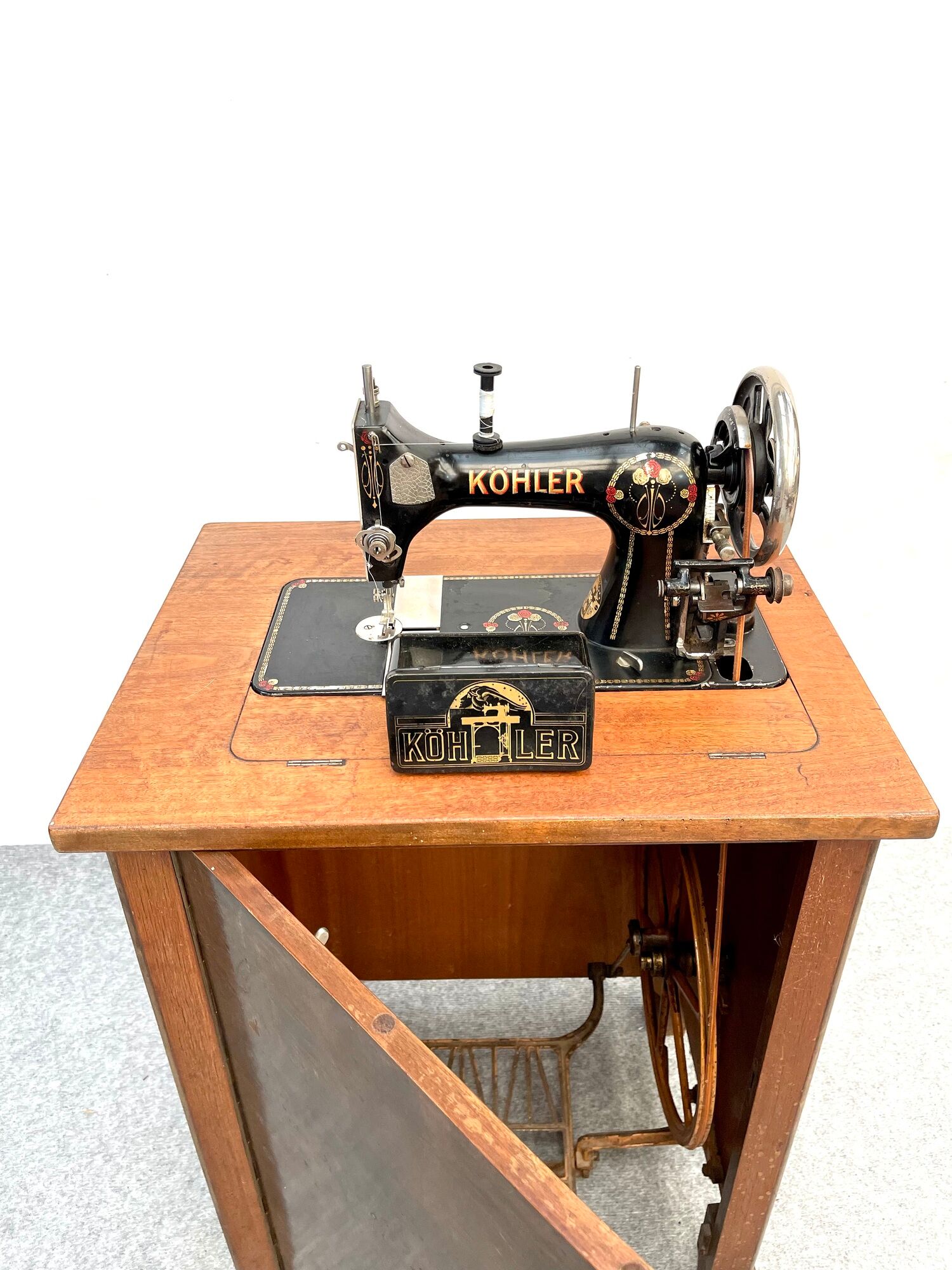 Mechanical Kohler sewing machine and its furniture with manual and replacement needle
