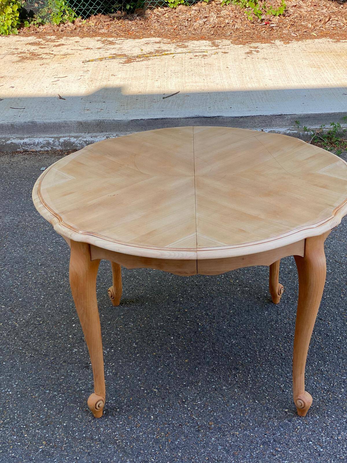 Renovated Louis XV extendable round dining table 205cm