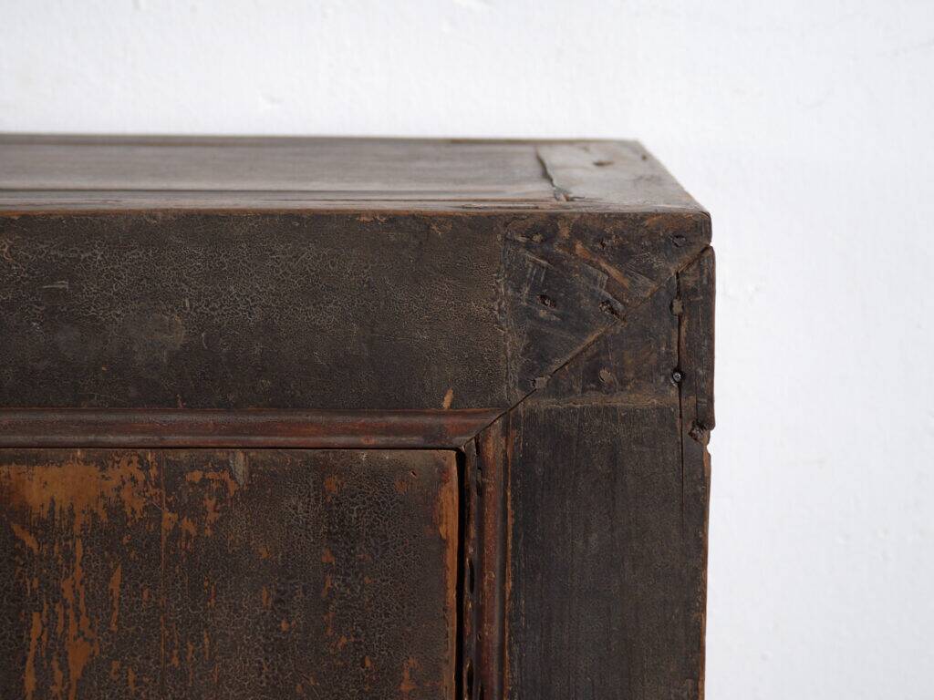 Buffet chinois ancien en bois massif avec patine d’origine – Chine, vers 1930