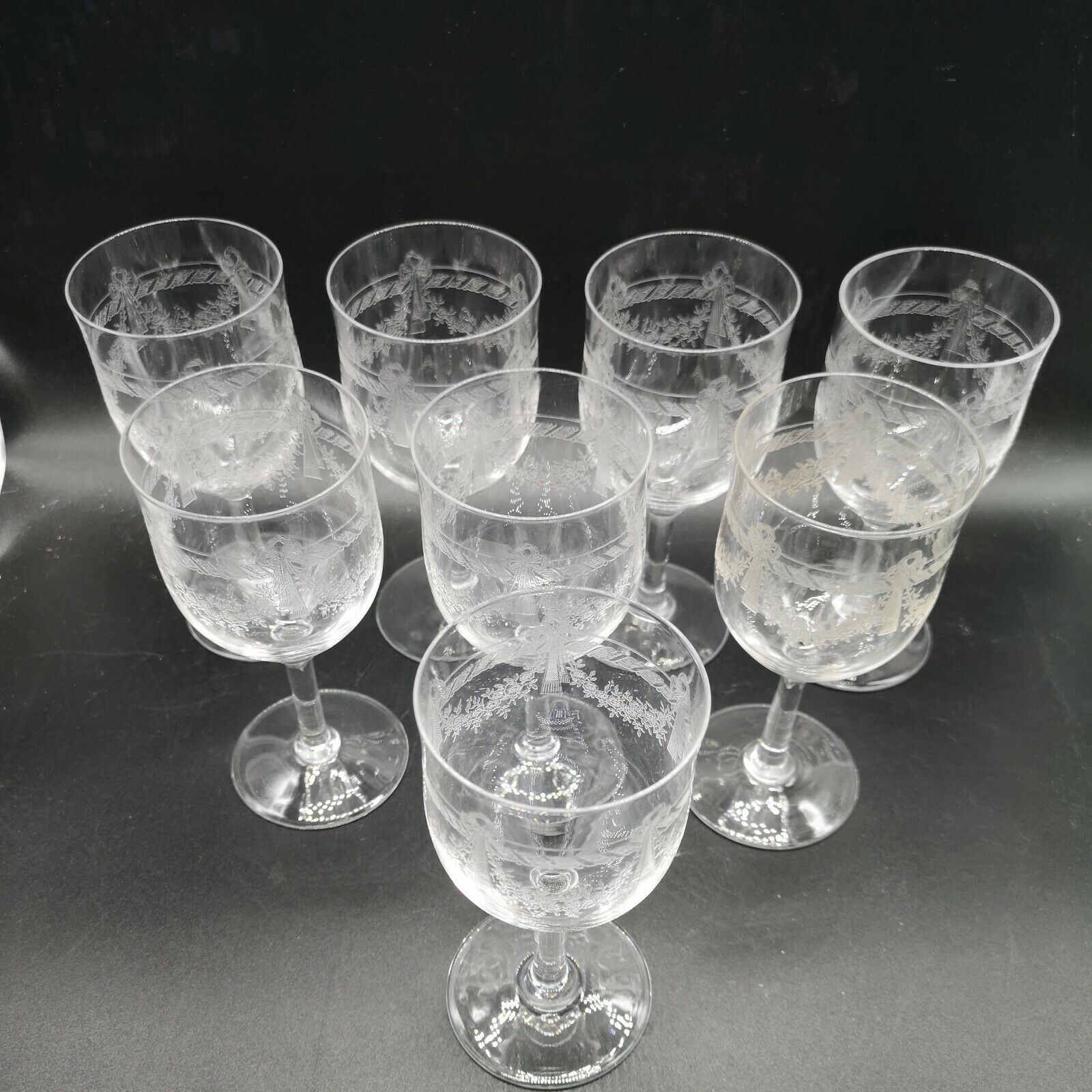 Series of 8 wine glasses engraved in crystal ribbon and flowers Saint Louis